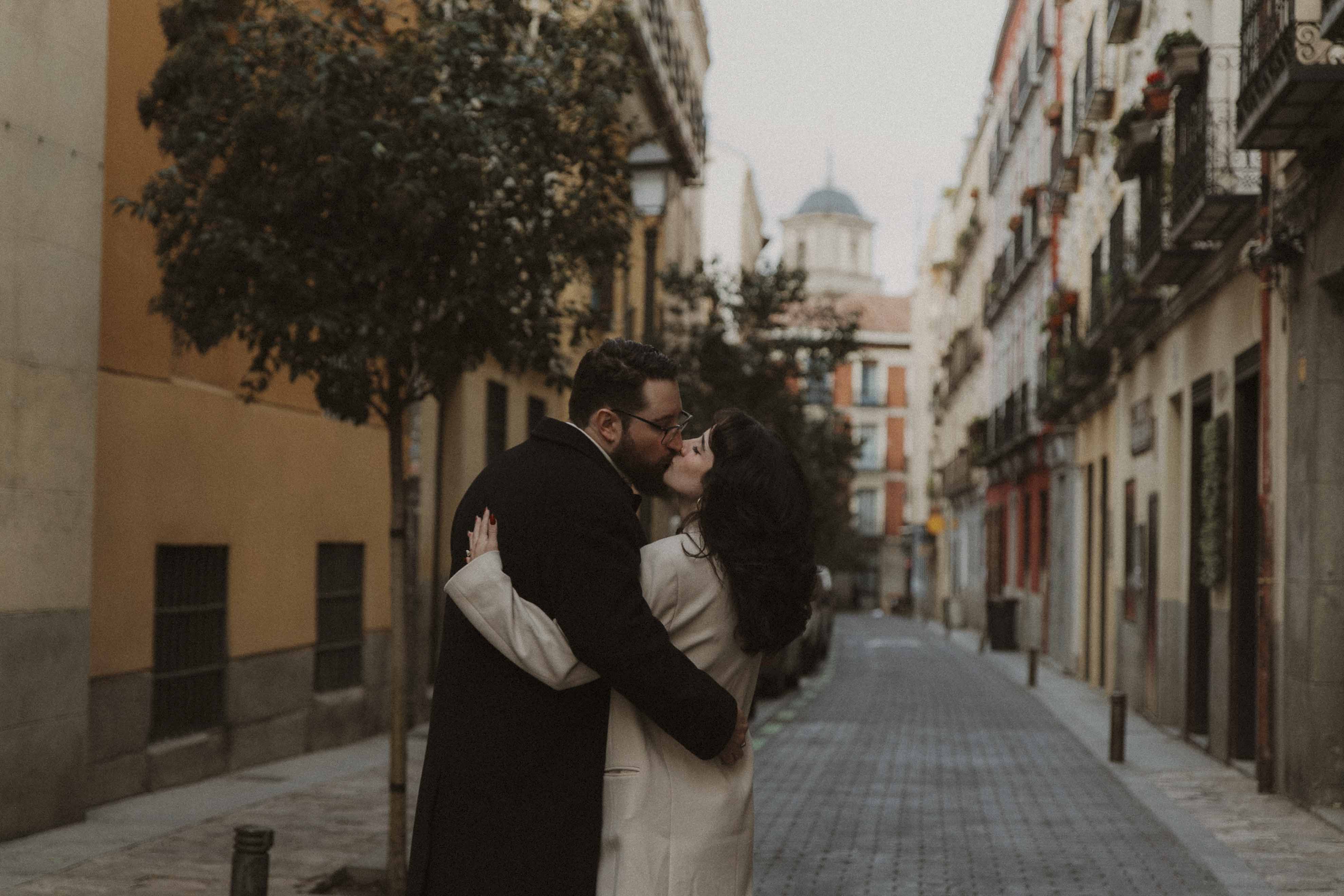 sesion de fotos de pareja por las calles historias de la latina de madrid