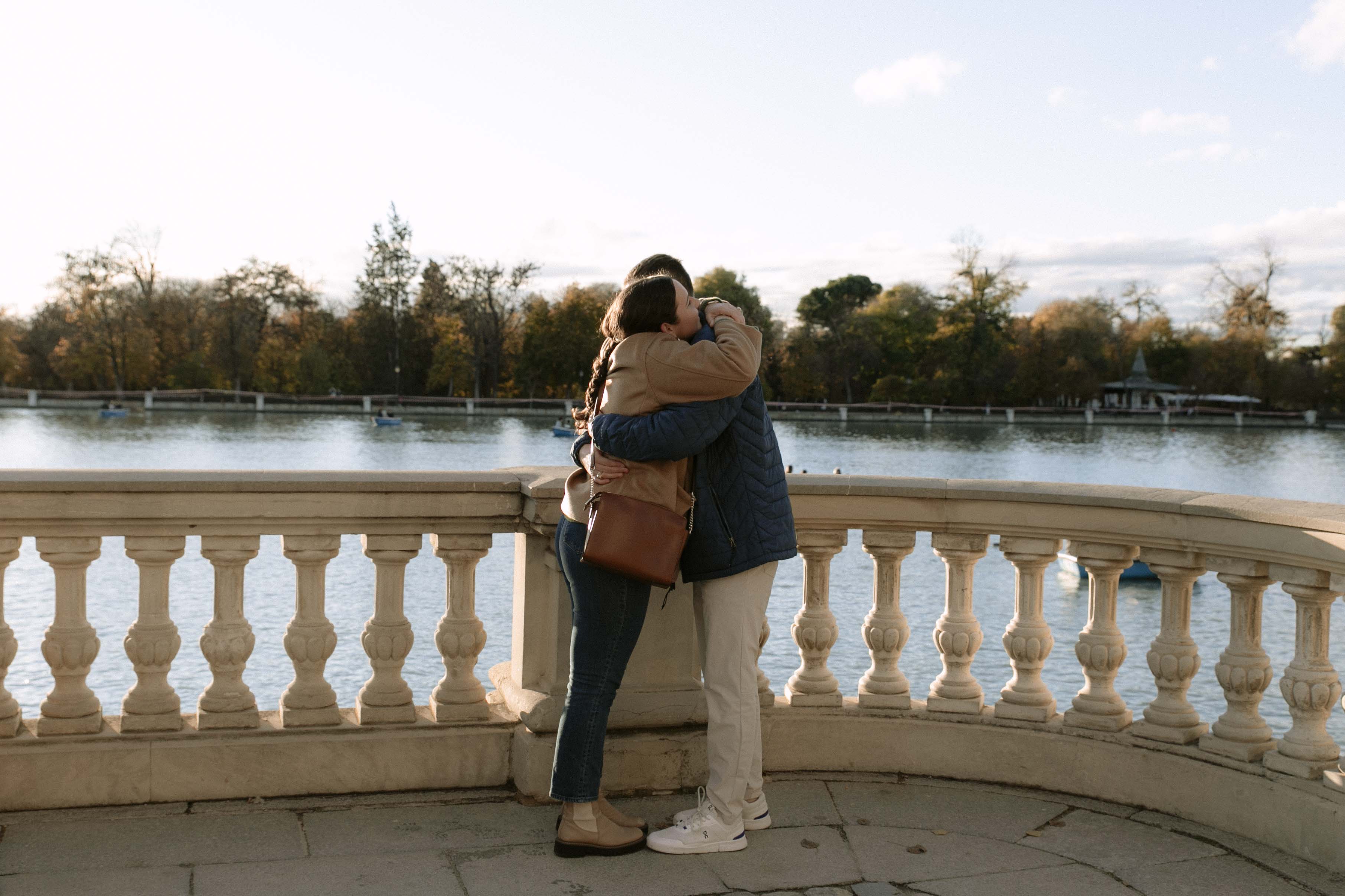 fotografia de propuesta de matrimonio en el estanque del retiro de madrid al atardecer