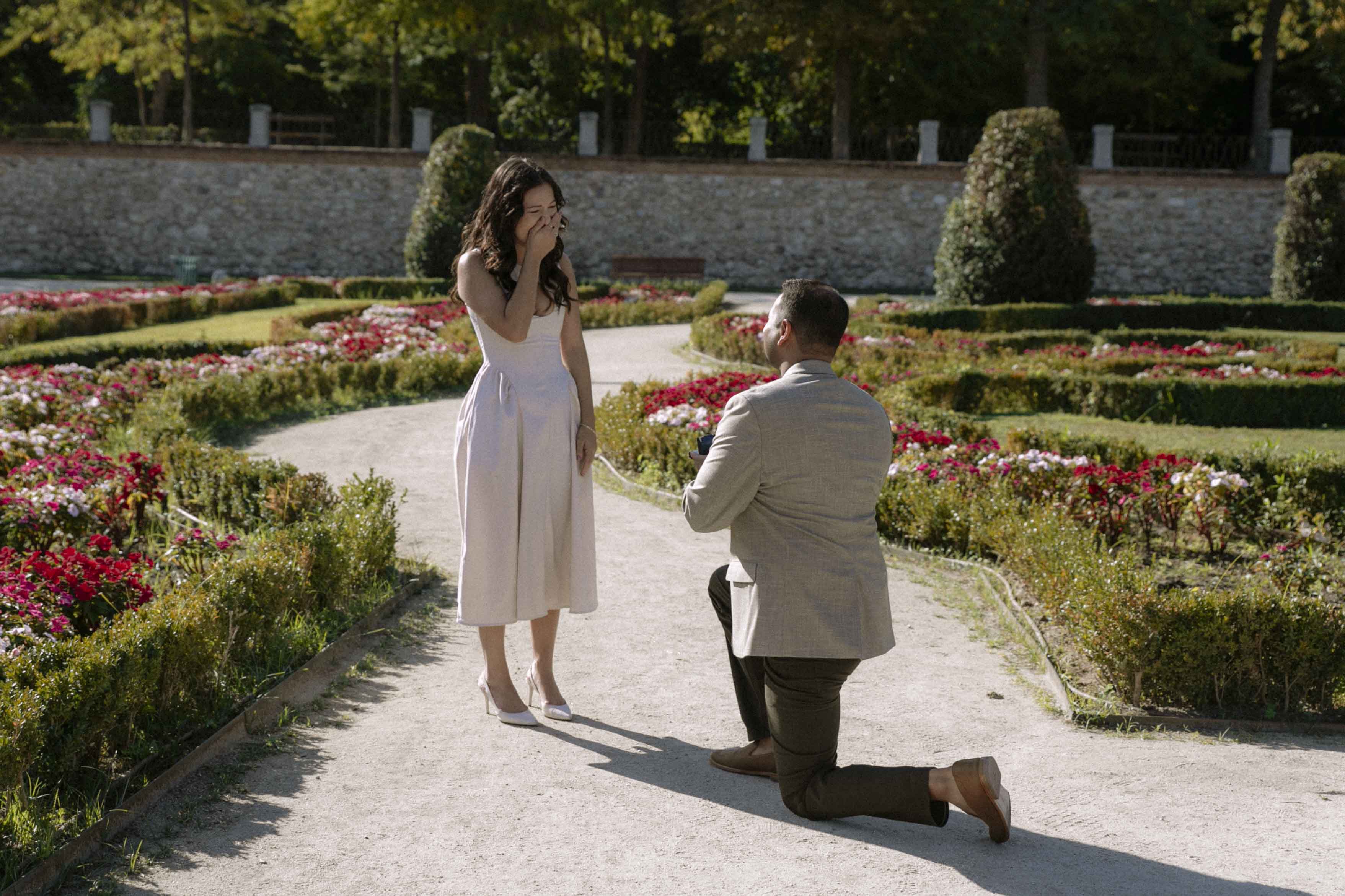 sesion de fotos de pedida de mano sorpresa en los jardines del parque el retiro
