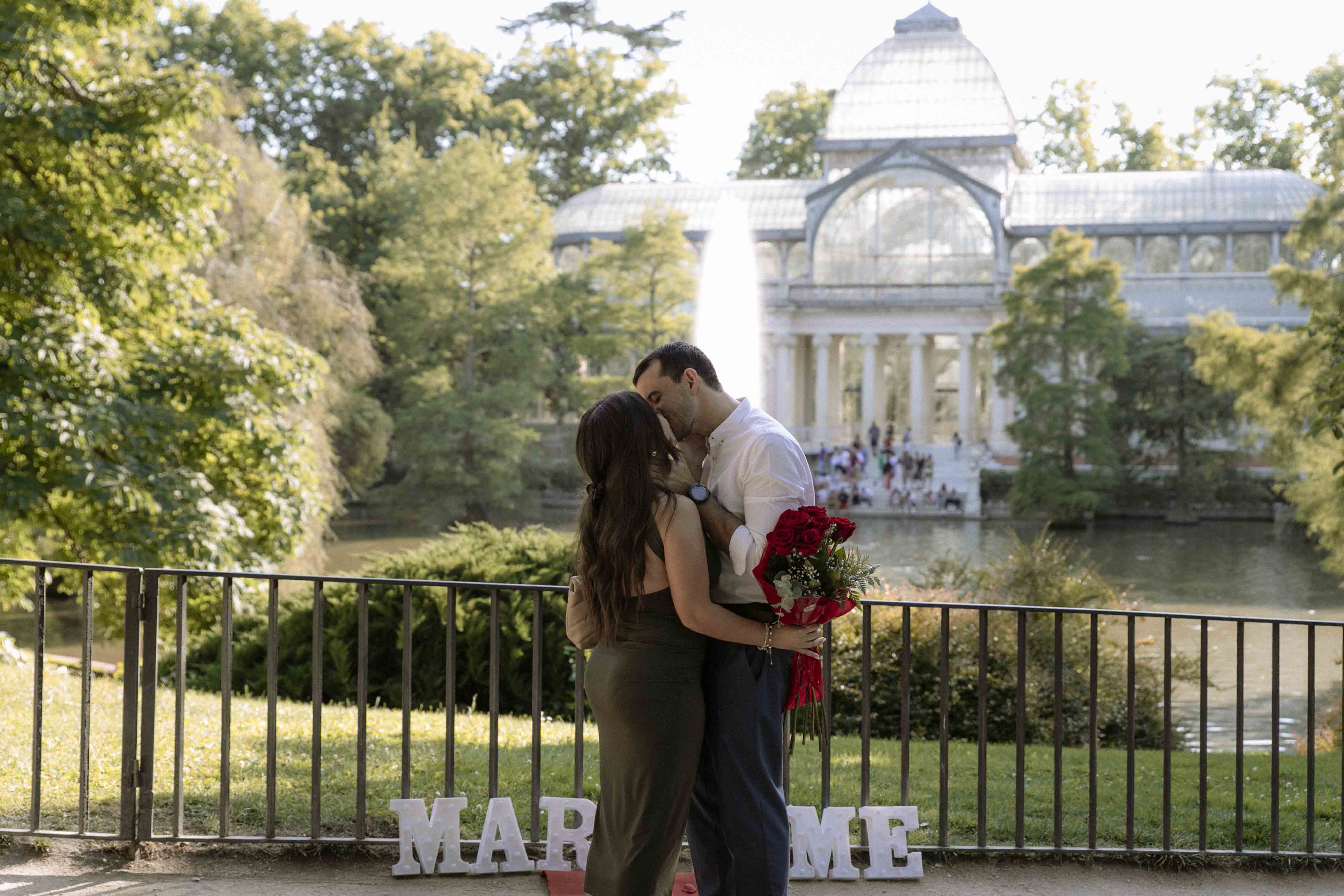 propuesta de matrimonio en el palacio de cristal del parque el retiro en madrid
