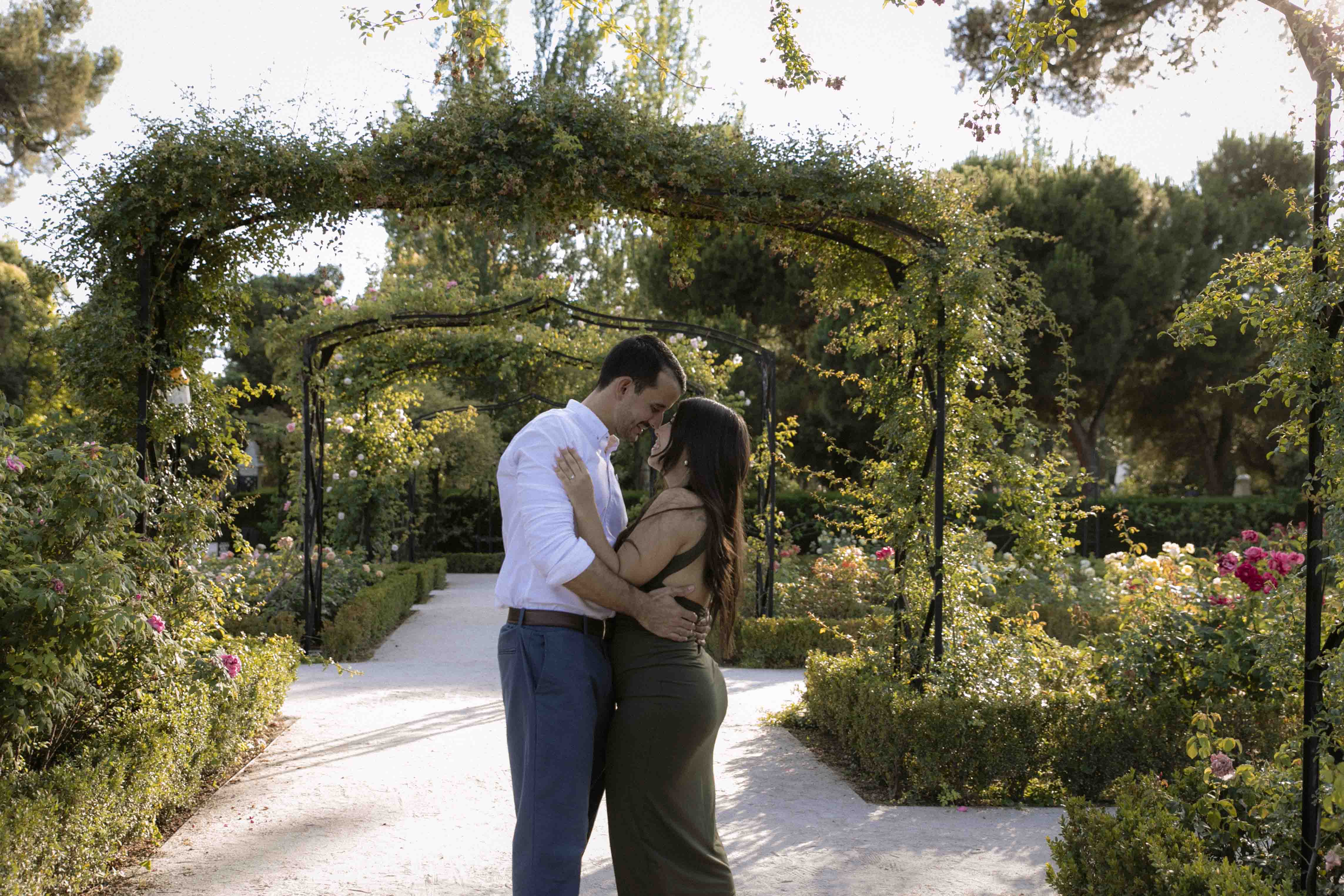 sesion de fotos de propuesta de matrimonio en la rosaleda del retiro, madrid