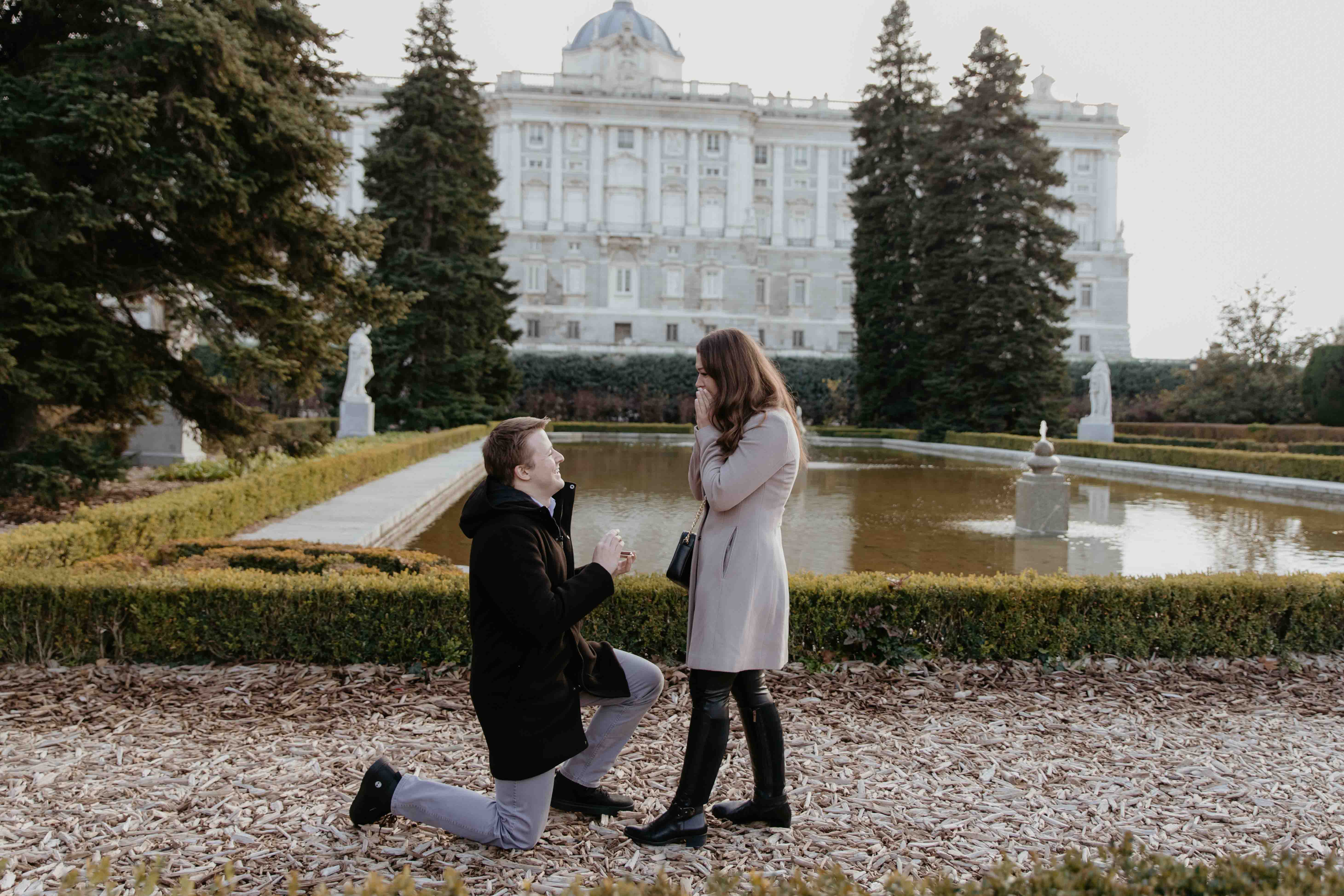 fotografa profesional especializada en capturar pedidas de mano y bodas elopement