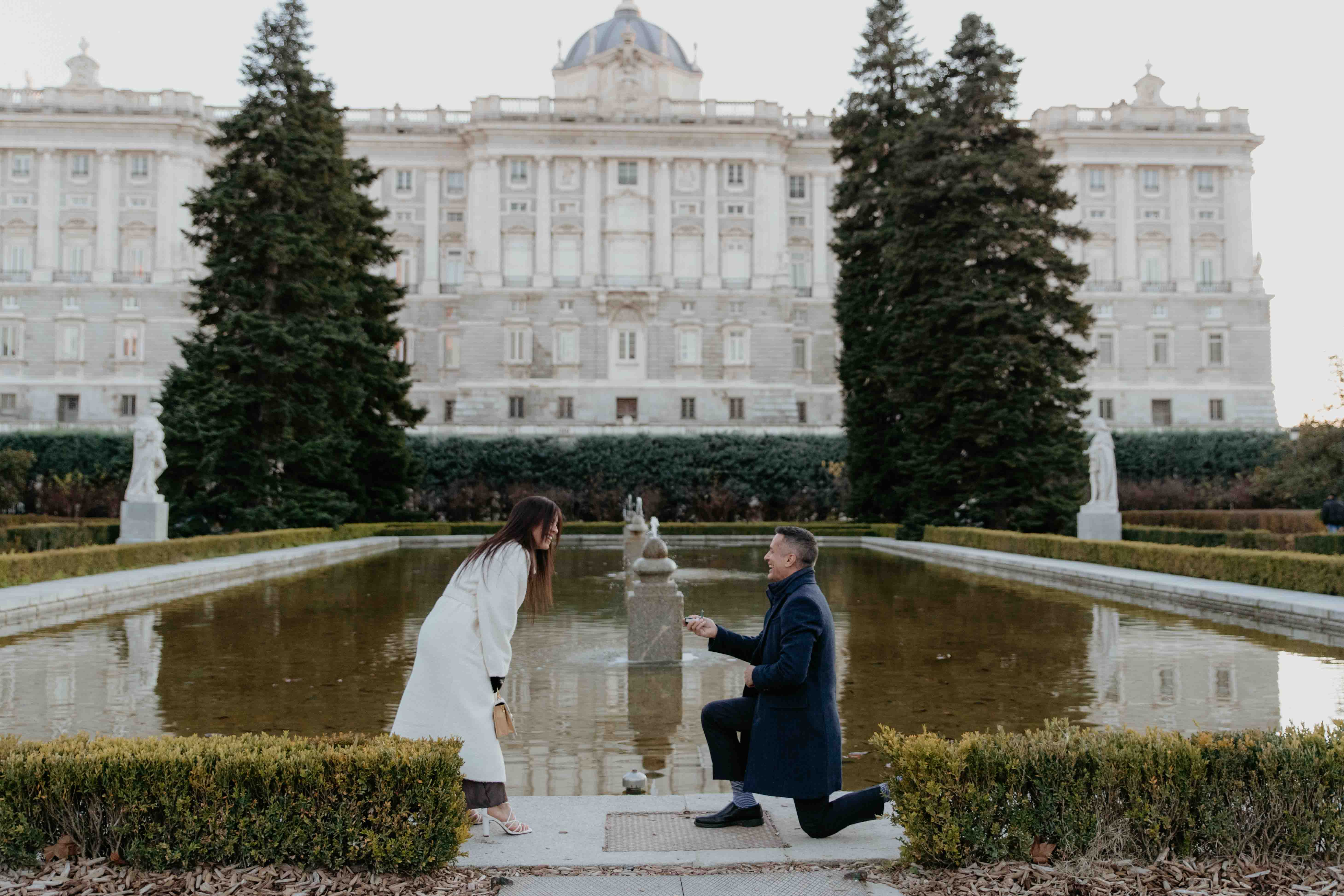propuesta de matrimonio en los jardines de sabatini, madrid