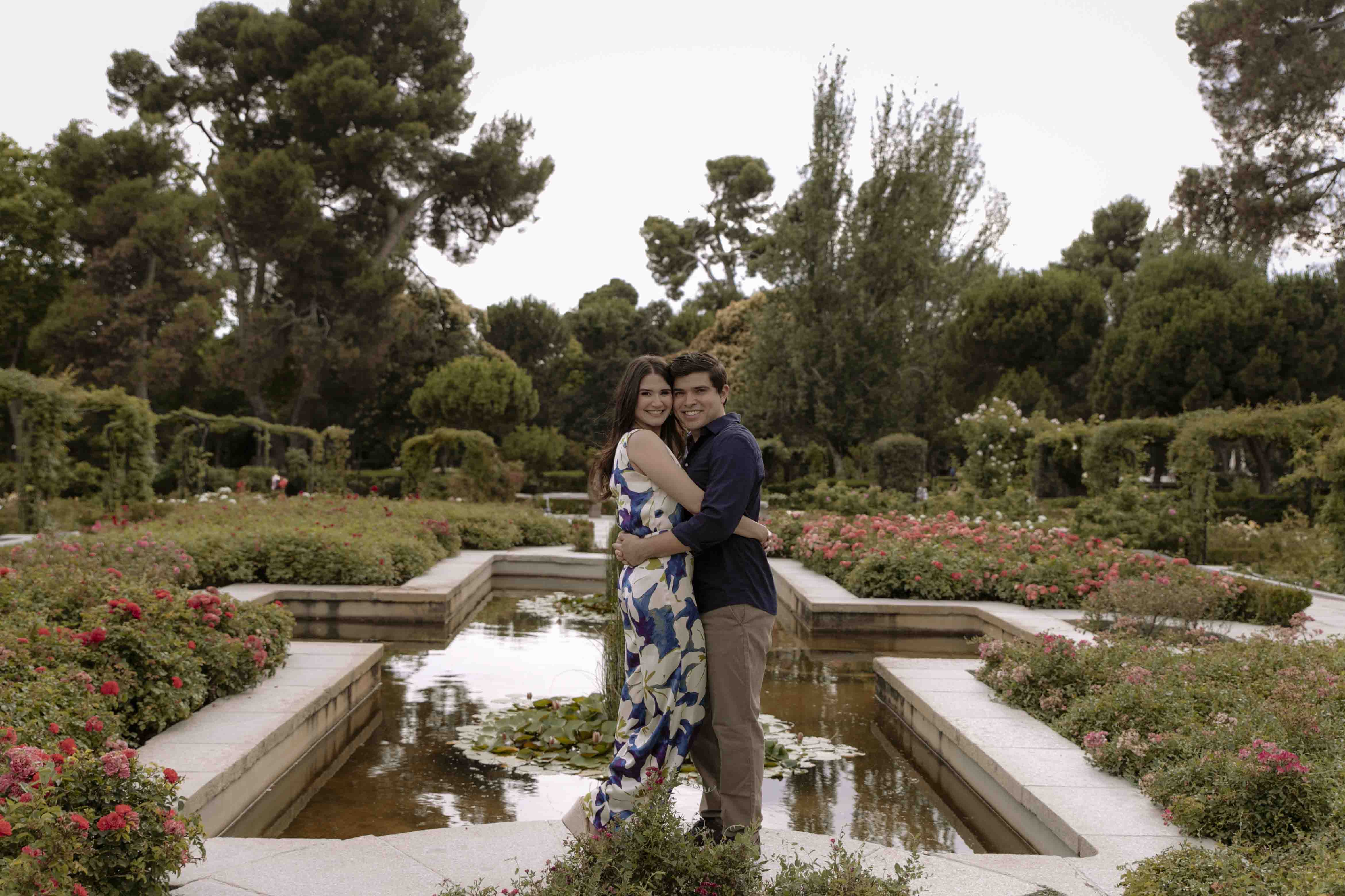 fotografia de pedida de mano y pareja en la rosaleda del retiro, madrid