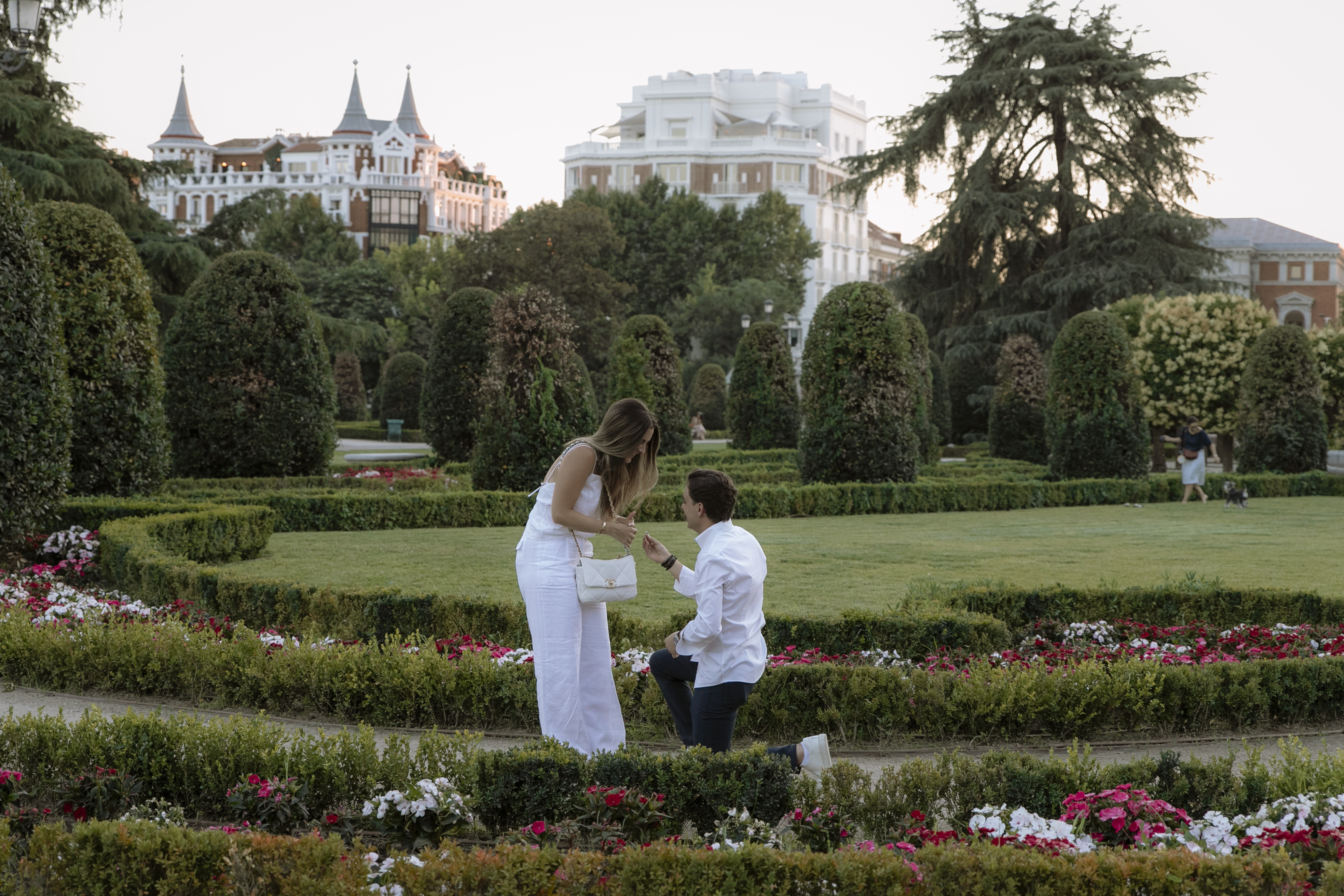 PEDIDA DE MANO EN EL PARQUE DEL RETIRO DE MADRID