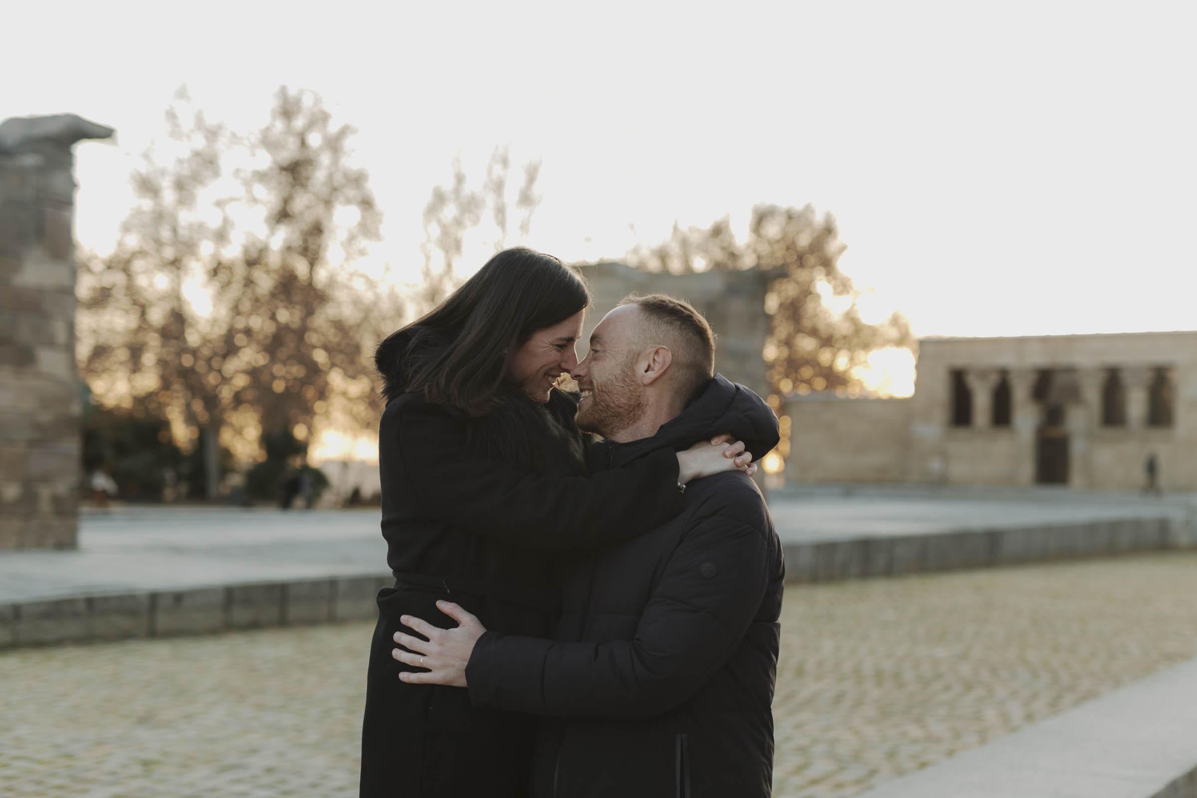 sesion de fotos de compromiso en el templo de debod de madrid con fotografa profesional