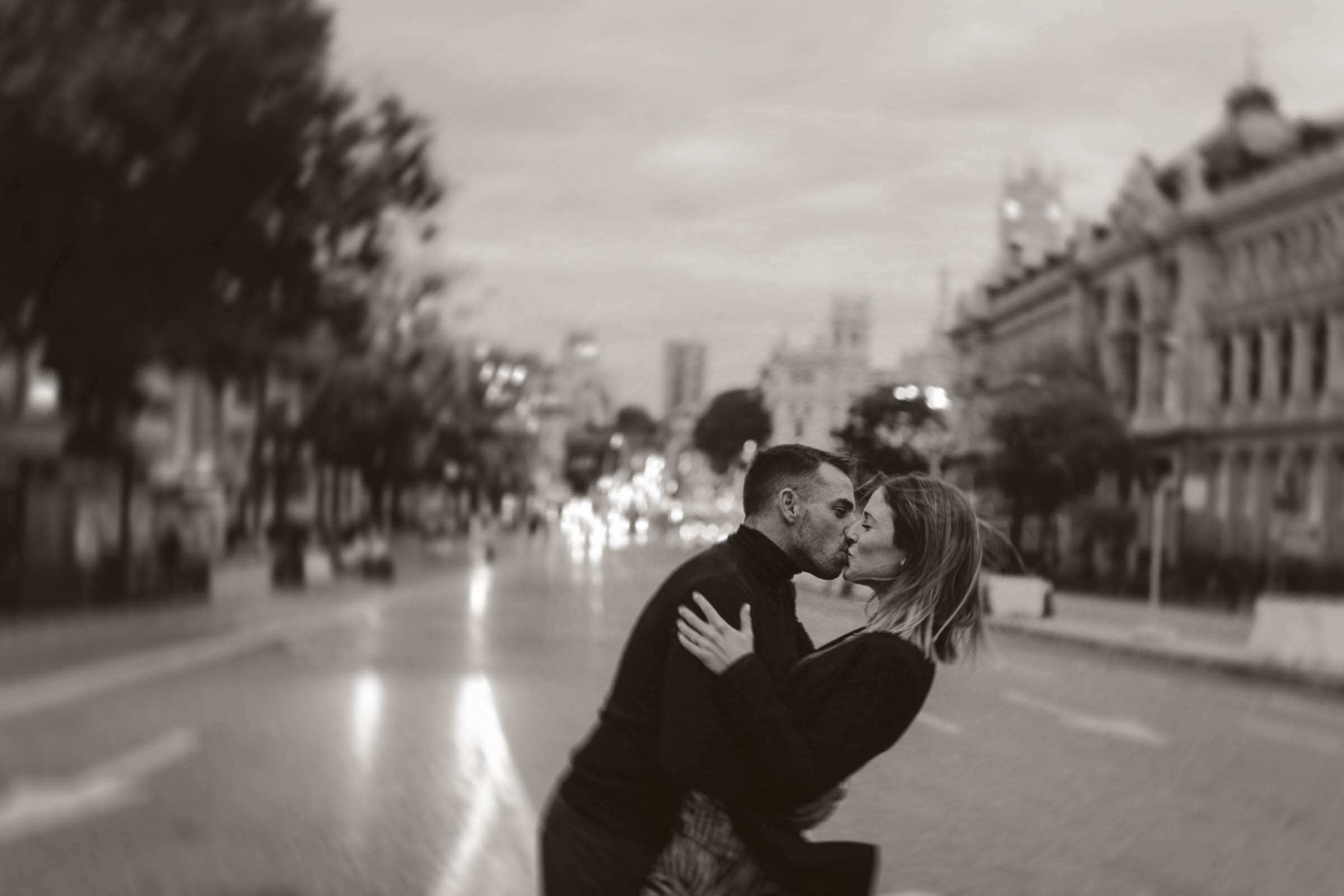 fotografia de preboda en la gran via de madrid por la noche