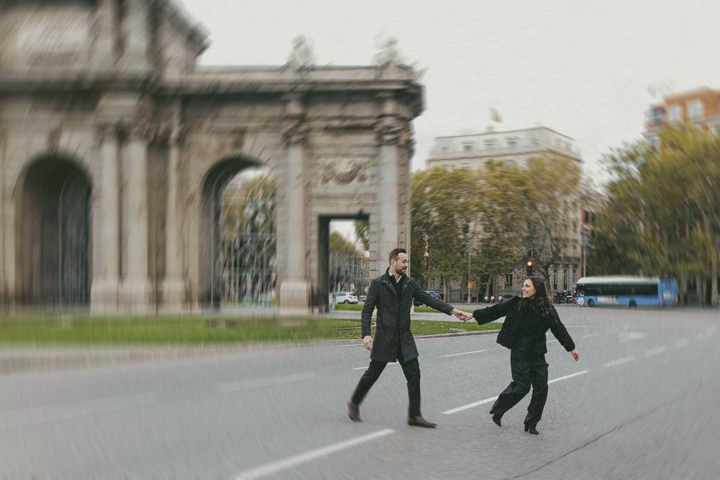 sesiones de fotos de pareja en la puerta de alcala
