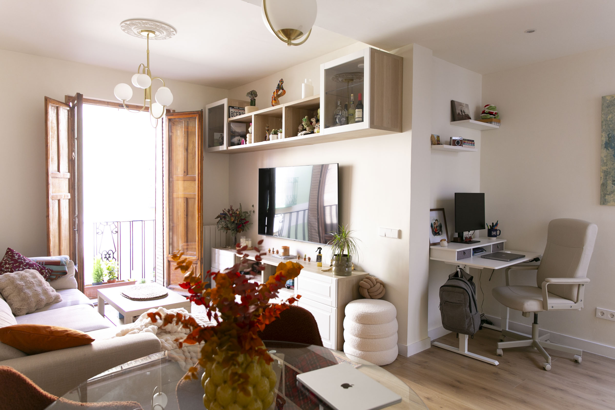 Centrally located and fully furnished apartment — available for monthly stays.