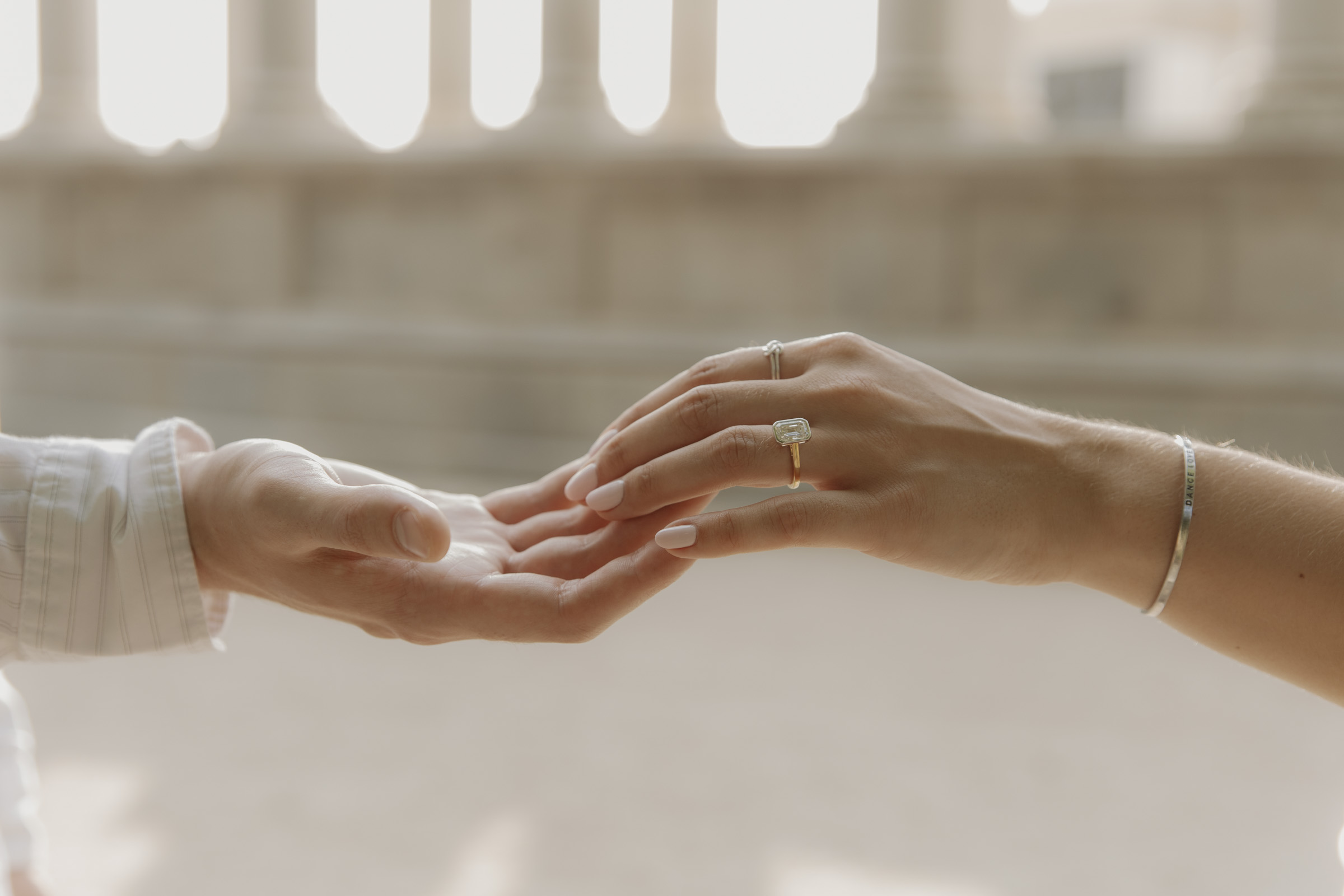 fotografias del momento despues de una pedida de mano en el retiro de madrid, con los anillos y la mano de la pareja