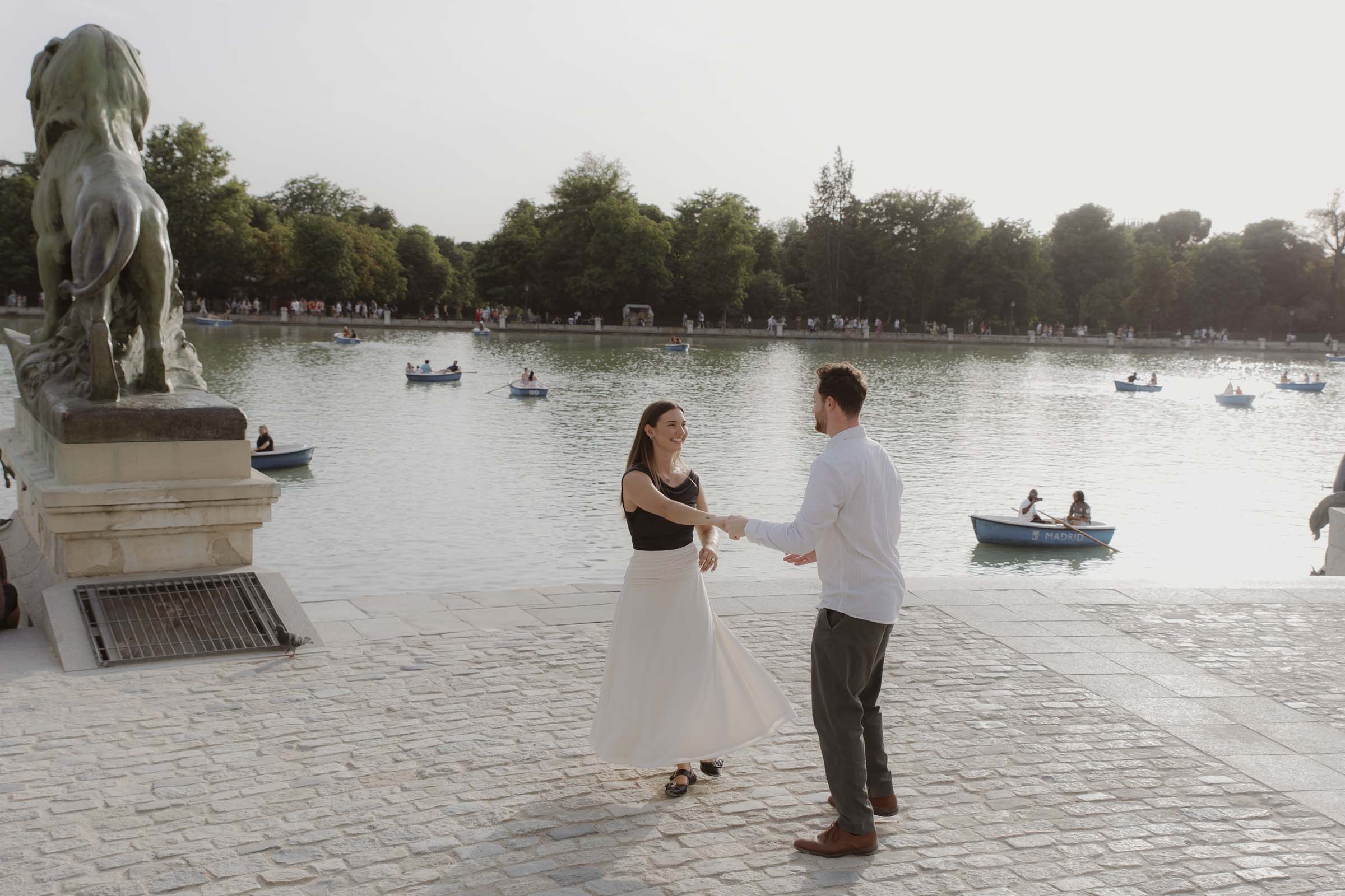 sesiones de pareja en el parque el retiro, en madrid, con el lago y las barcas de fondo