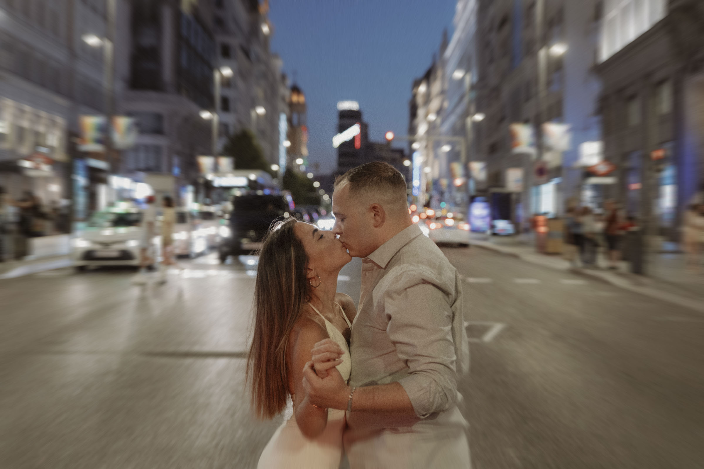 sesion de compromiso de pareja en la gran via de madrid