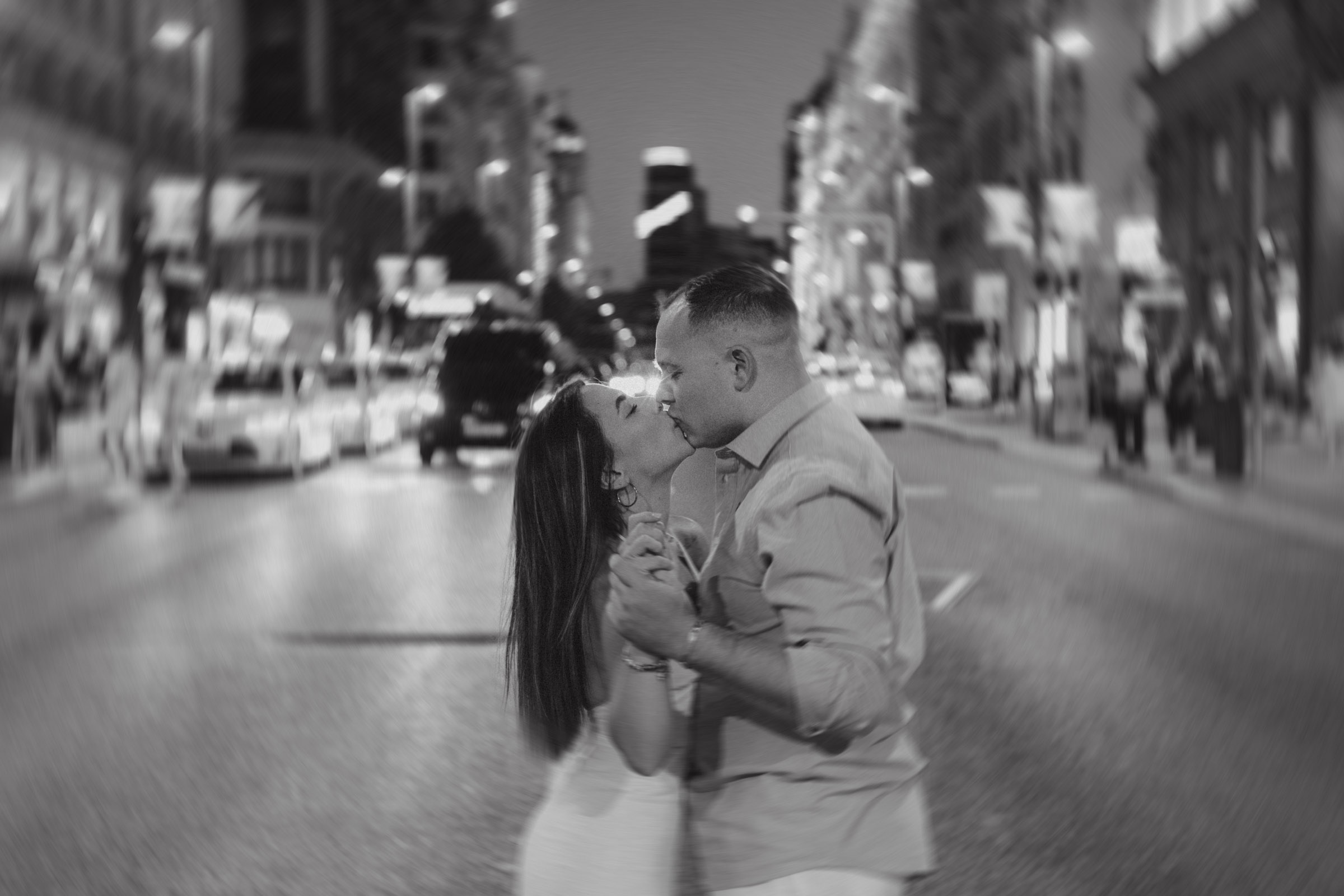 fotografia de pareja en la gran via de madrid