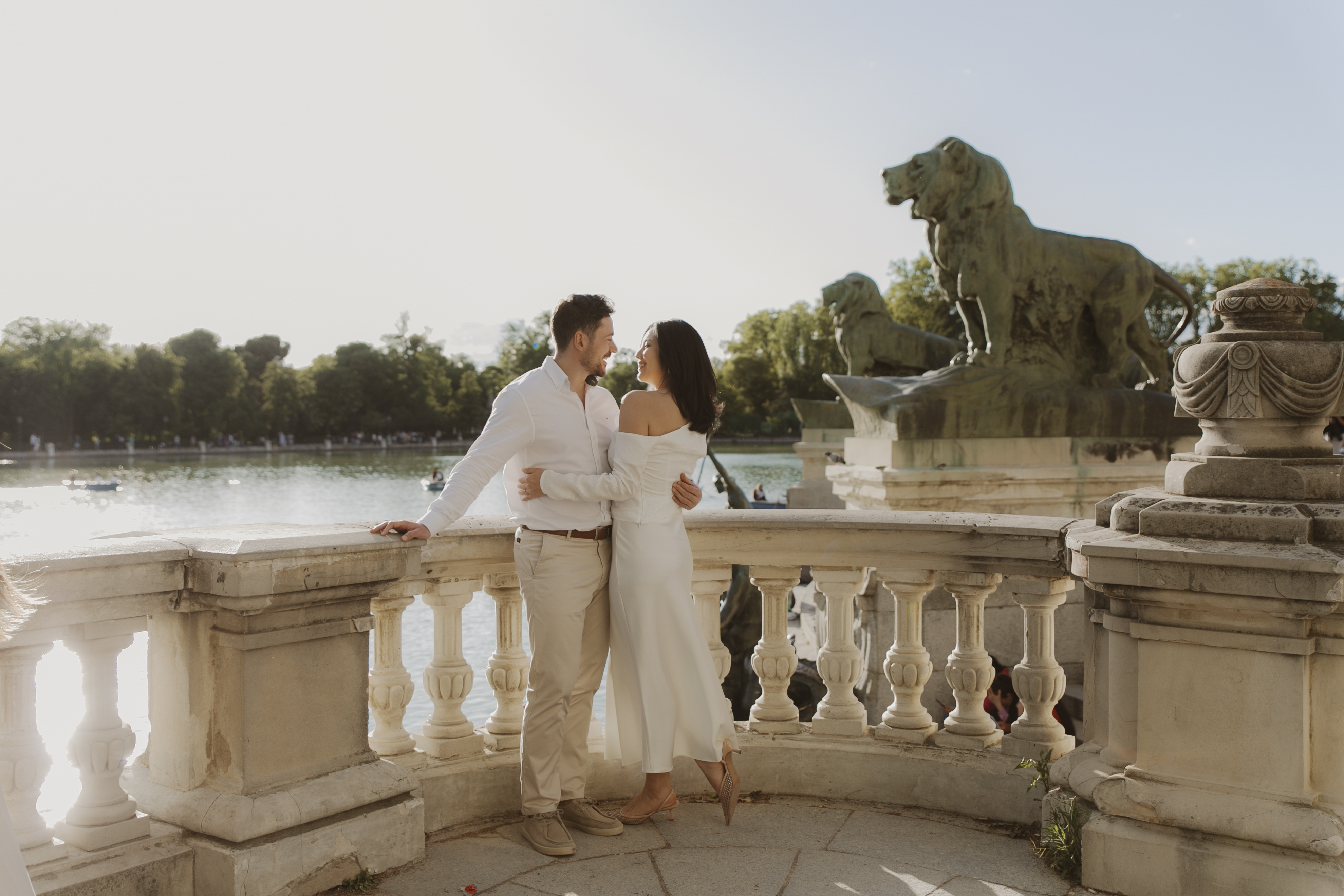 el retiro es una de las mejores localizaciones para hacer sesiones de pareja y pedir la mano a tu pareja en madrid