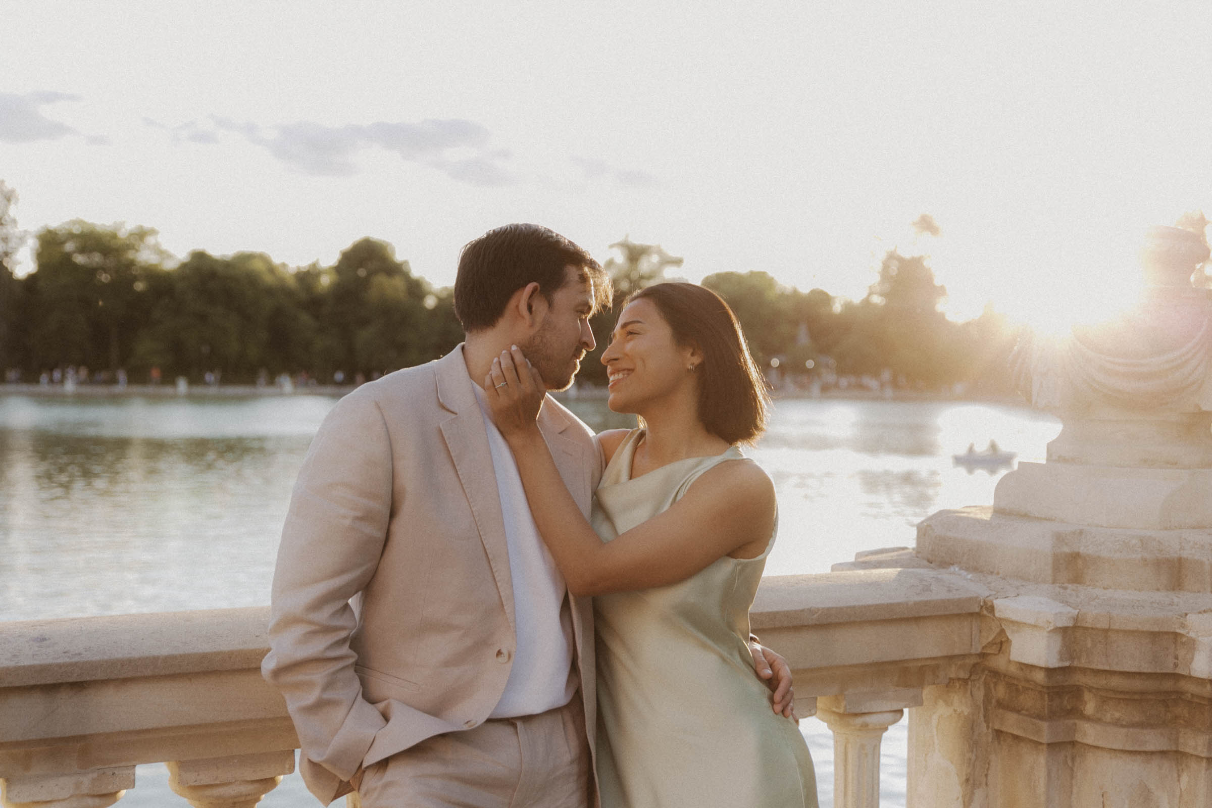 fotografia de pareja en el lago del parque el retiro en madrid con la luz de atardecer