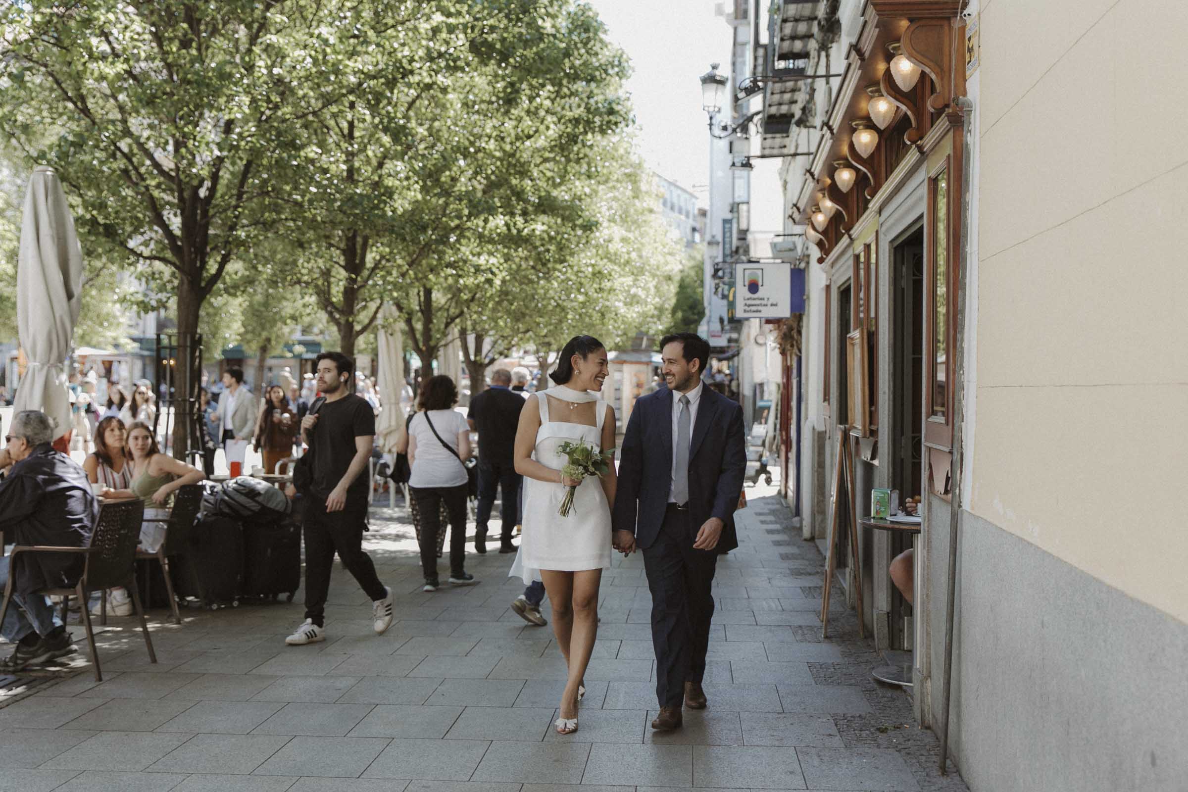 fotografia de elopement en la plaza mayor de madrid y zona de palacio real