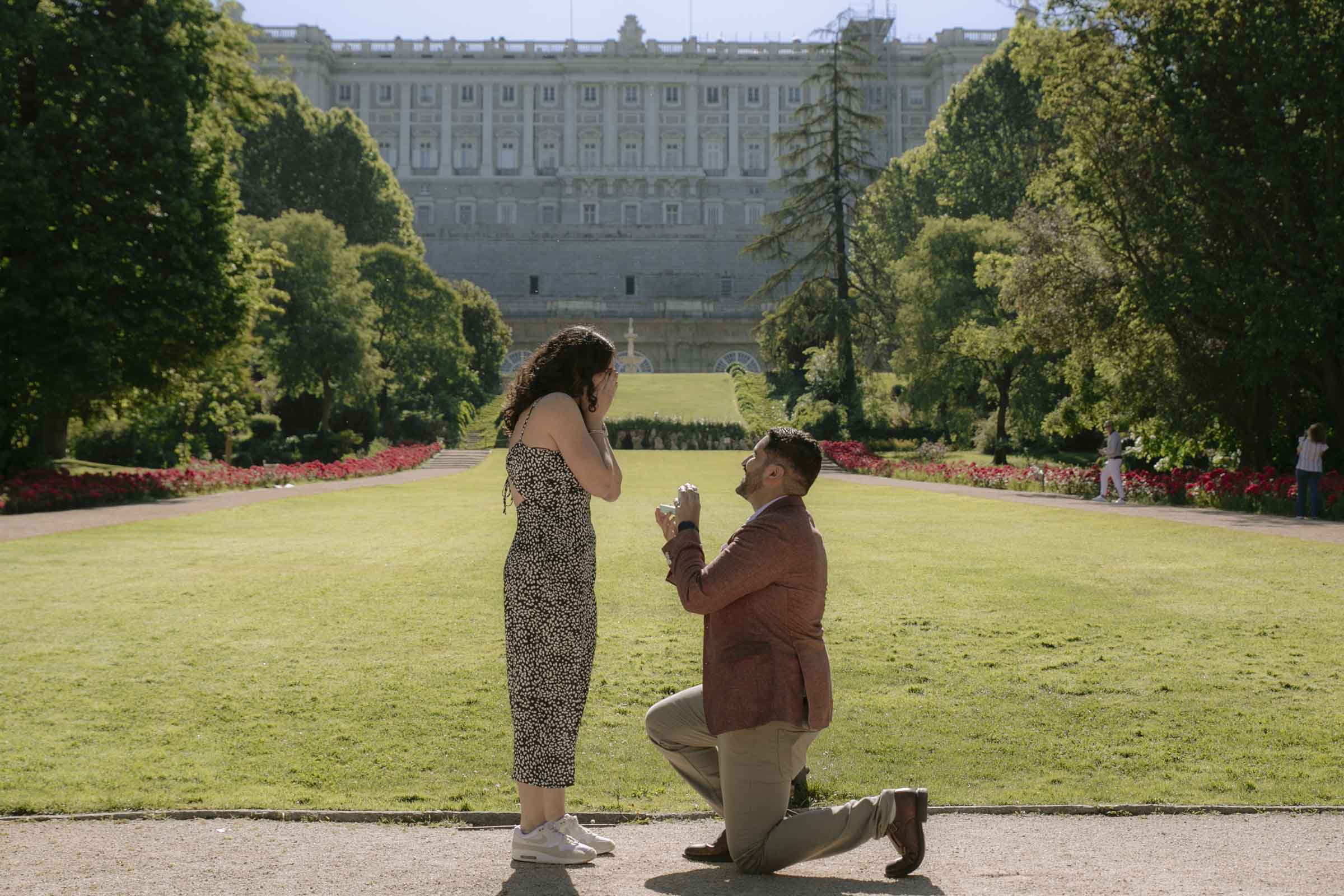 fotografa capturando una pedida de mano emotiva con el palacio real de madrid de fondo