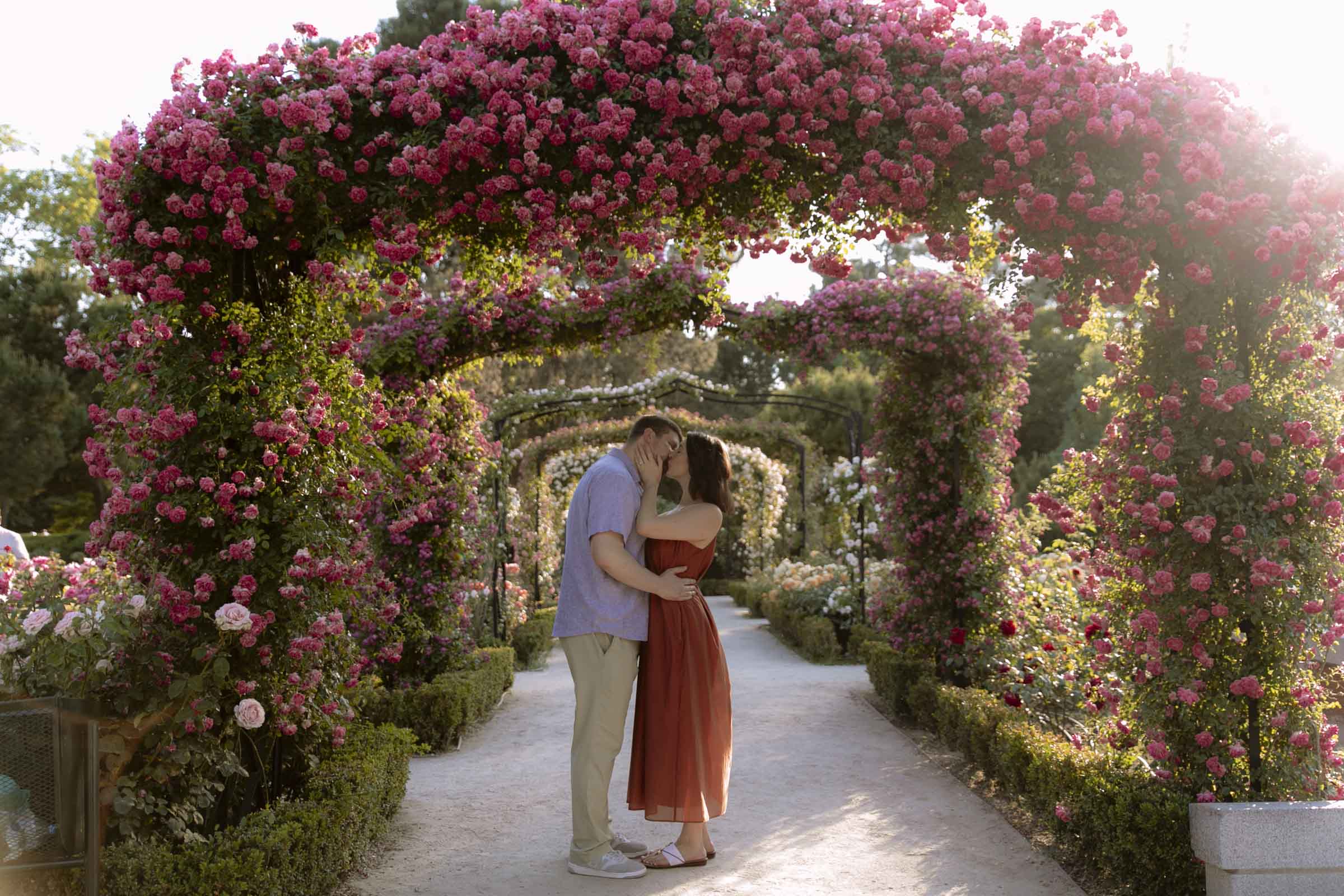 fotografia natural de una pareja besandose en la rosaleda del parque del retiro de madrid