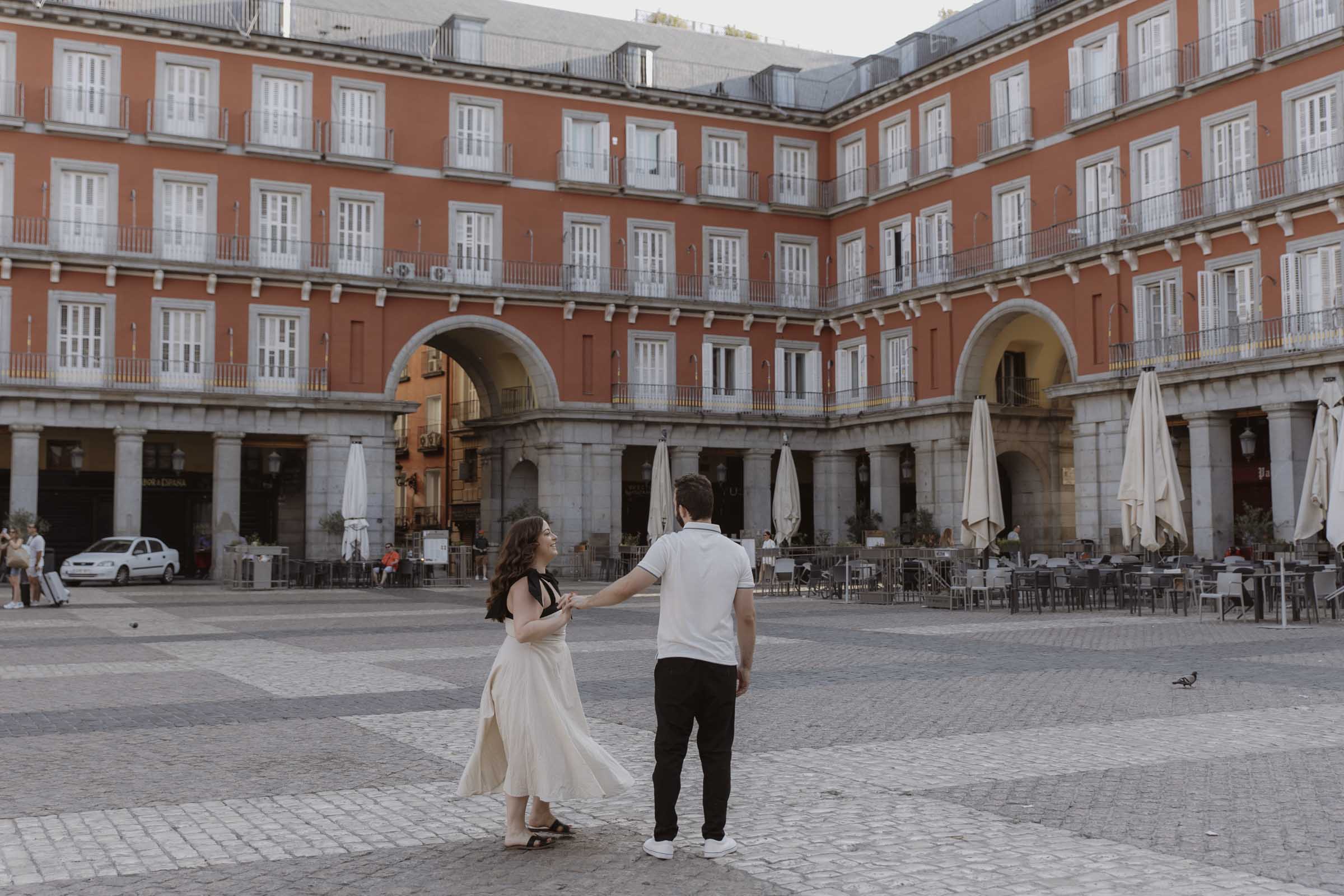 sesion de pareja en la plaza mayor de madrid