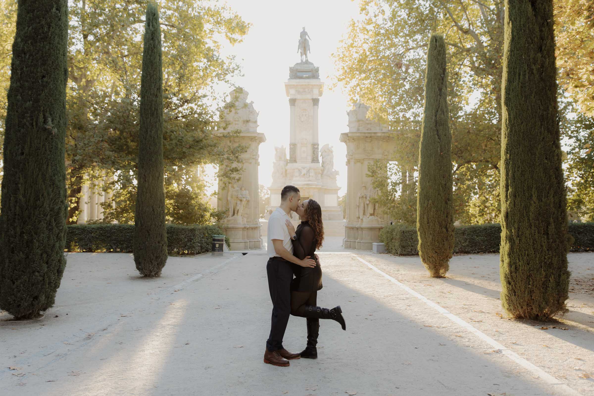 fotografia de compromiso y propuestas de matrimonio sorpresas en el parque del retiro de madrid