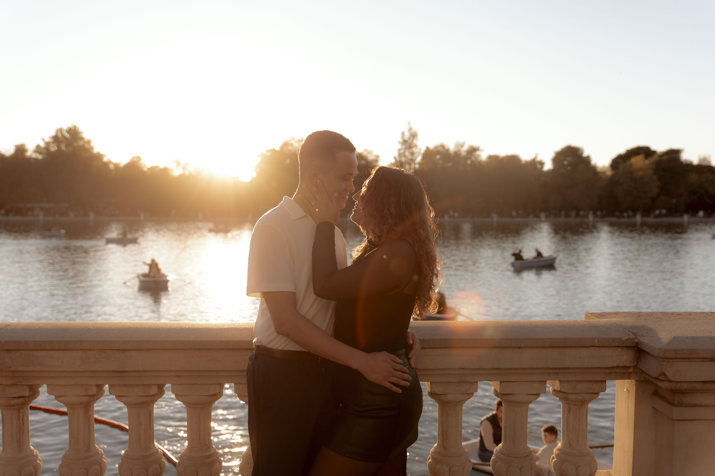 sesion de pareja romantica y emotiva tras la pedida de matrimonio al atardecer en el lago del retiro de madrid