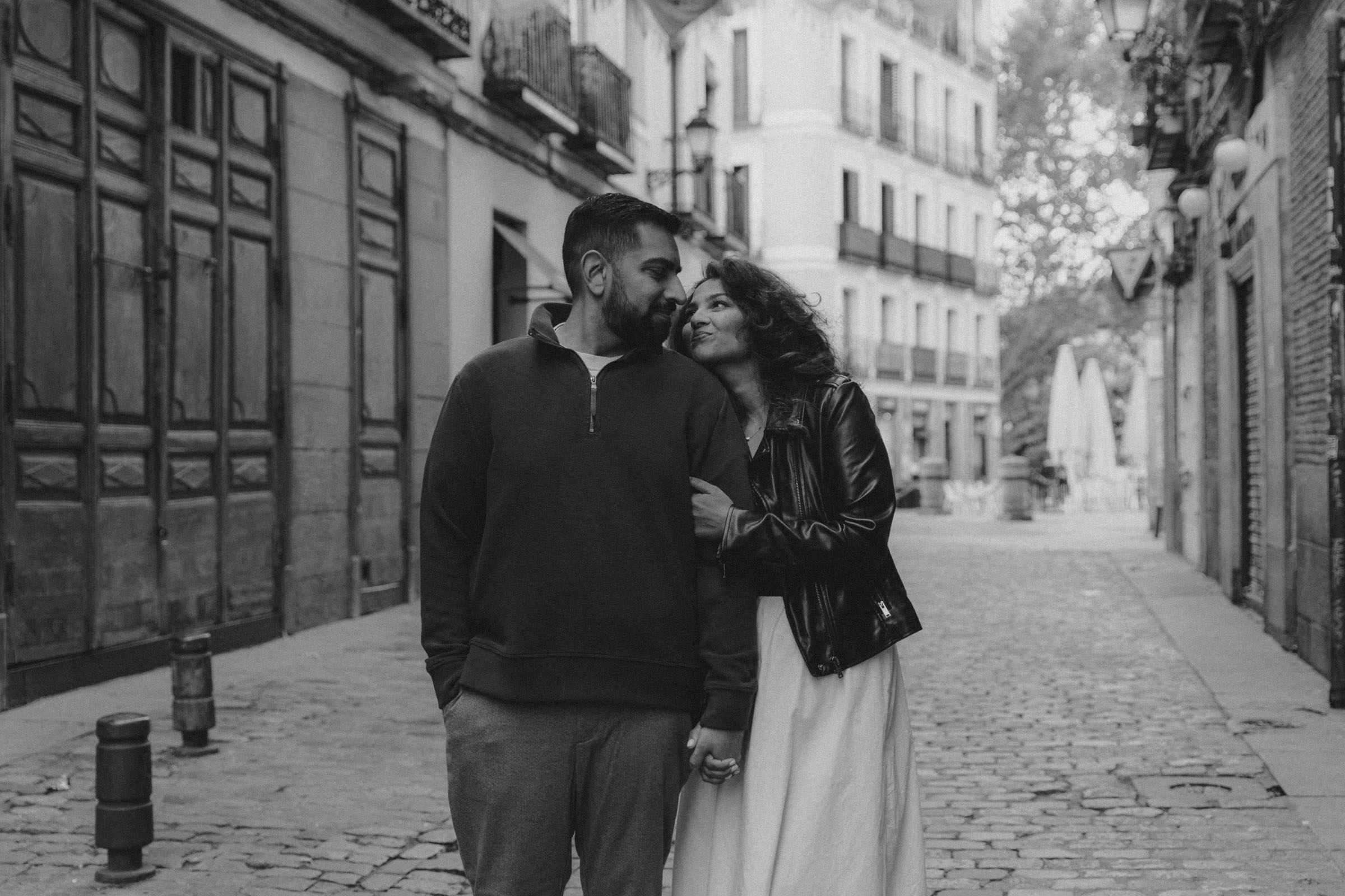 sesiones de fotografia para parejas en madrid que busquen un estilo creativo, emocional y cinematografico