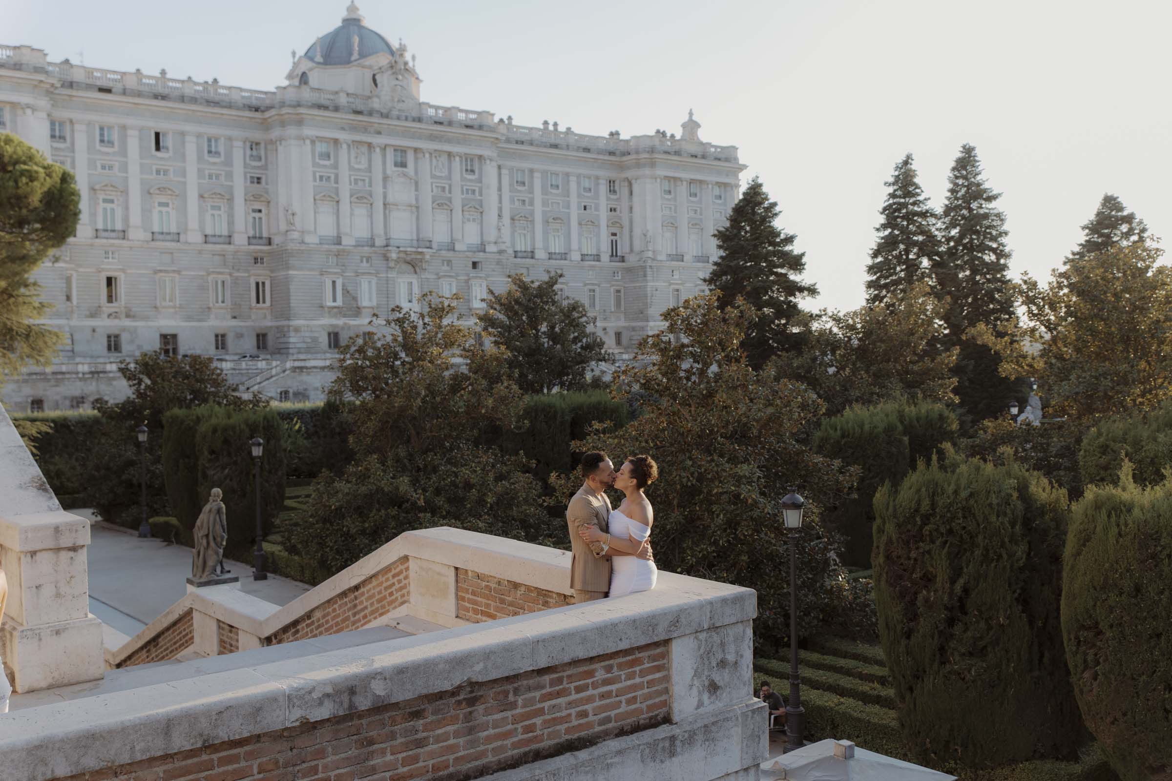 fotografia de elopement con ceremonia privada en los jardines de sabatini