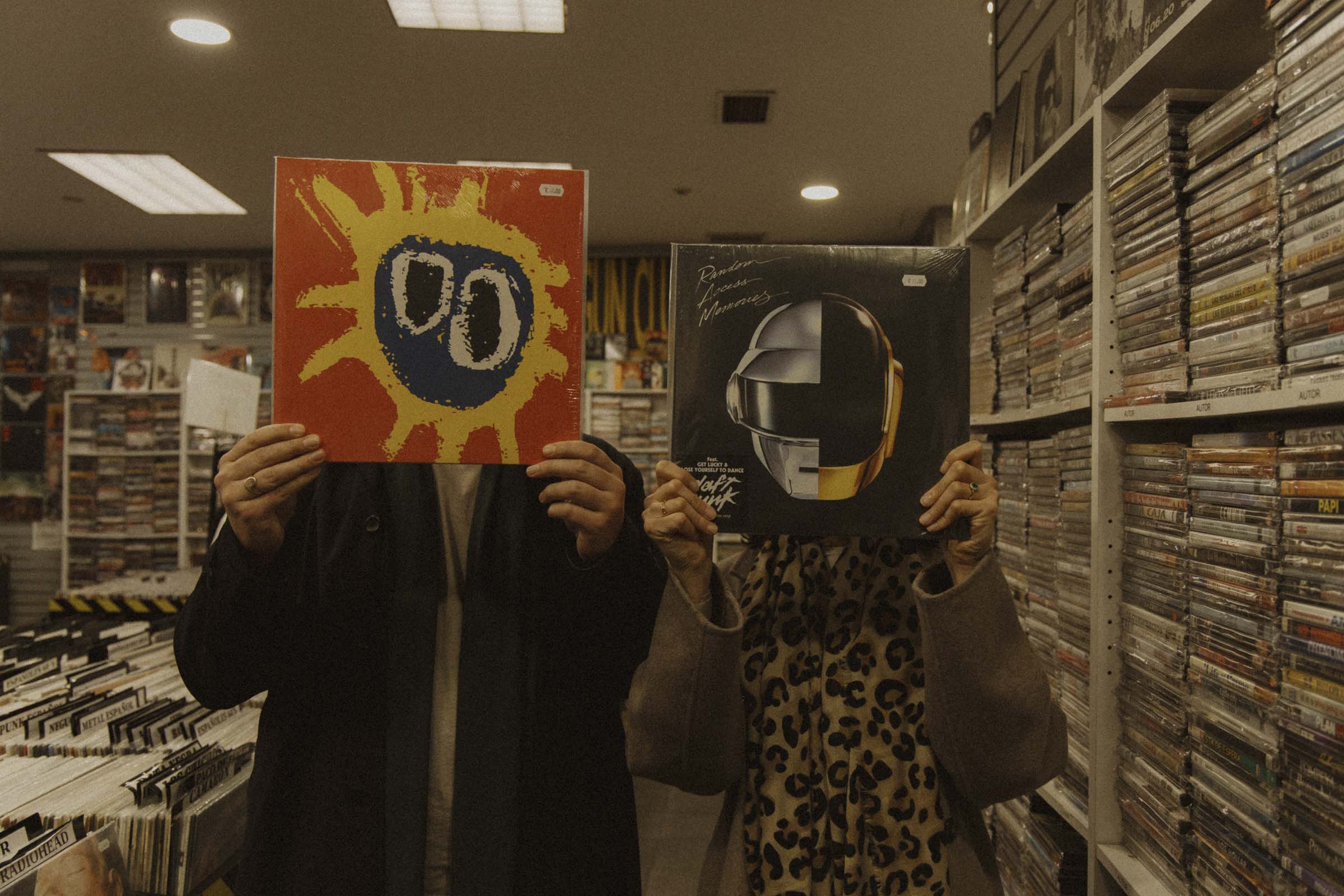 sesion de fotos de pareja en una tienda de musica y vinilos en la latina de madrid