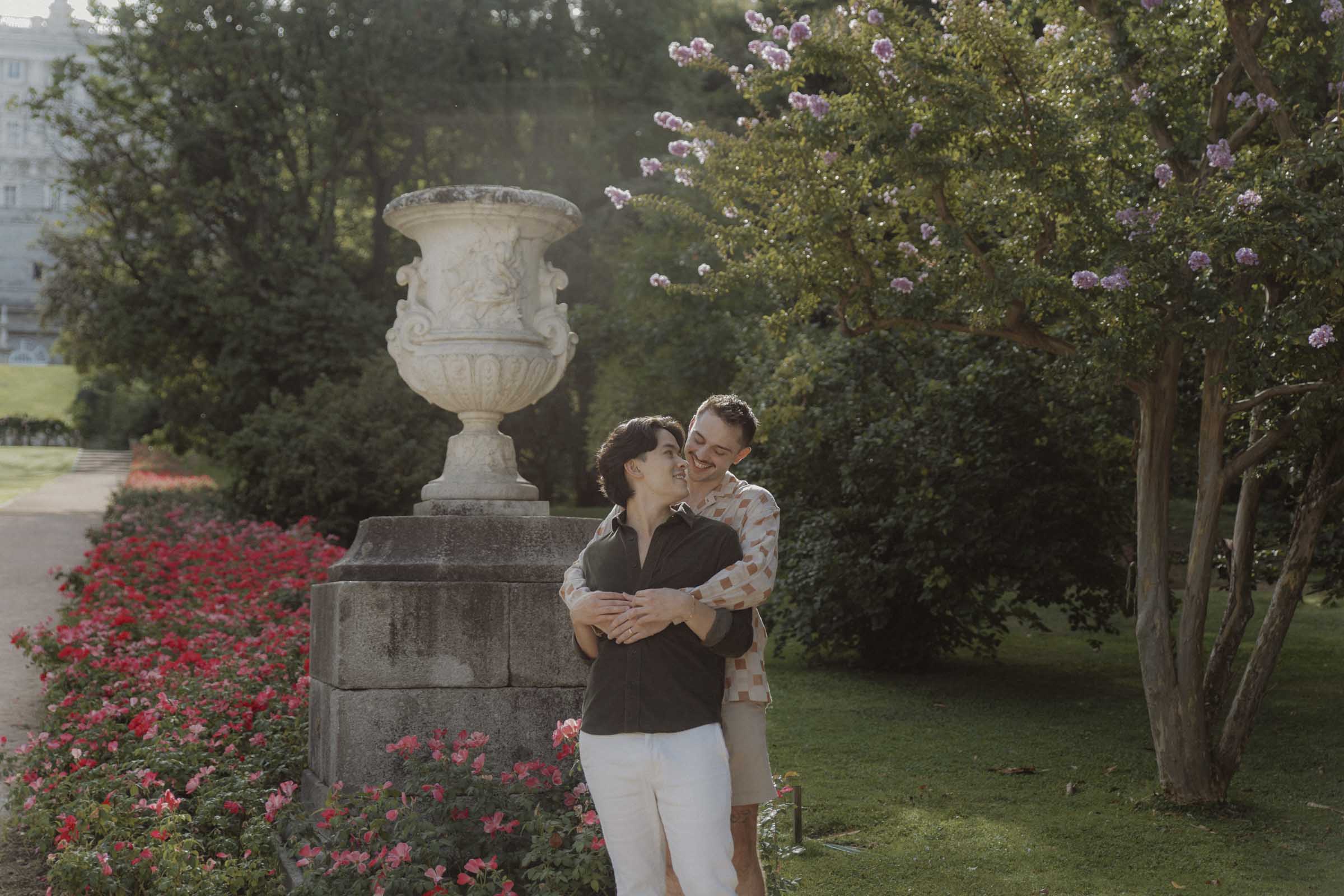 sesion de pareja lgtb tras una pedida de mano emotiva en los jardines del campo del moro de madrid