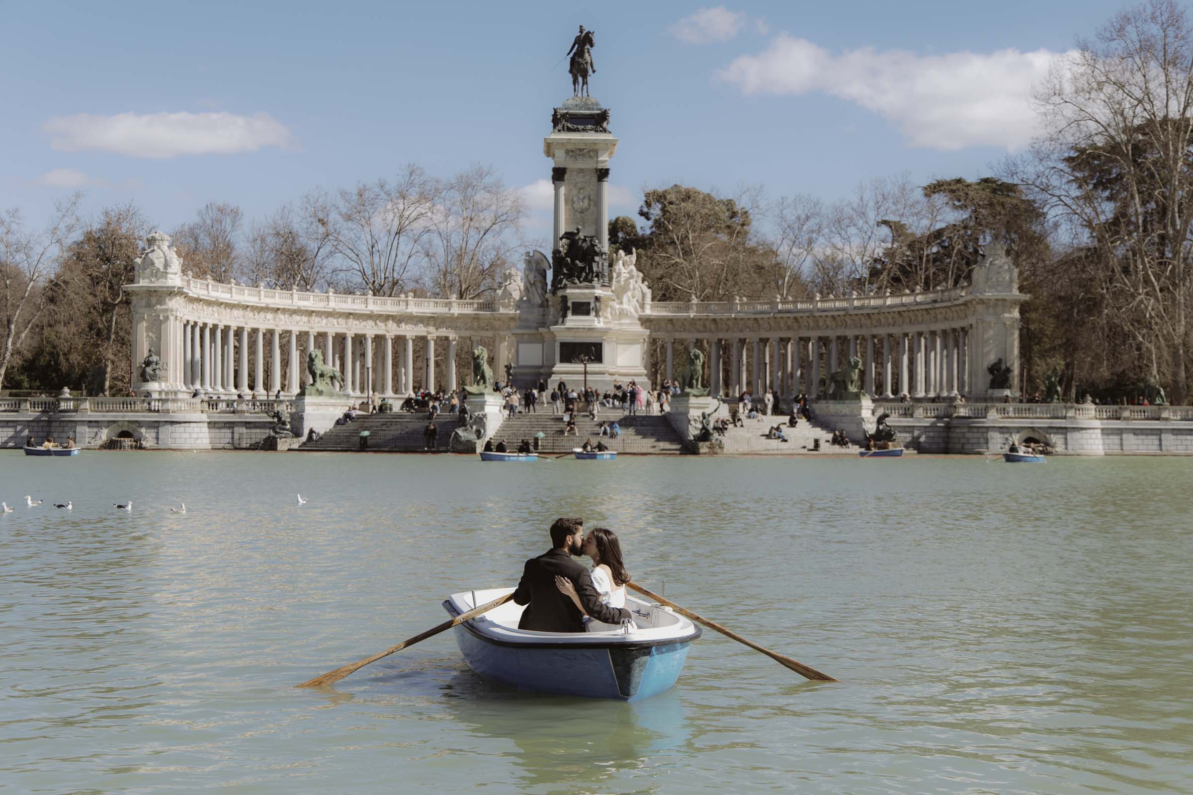 fotografia de una preboda en las barcas del estanque del retiro de madrid