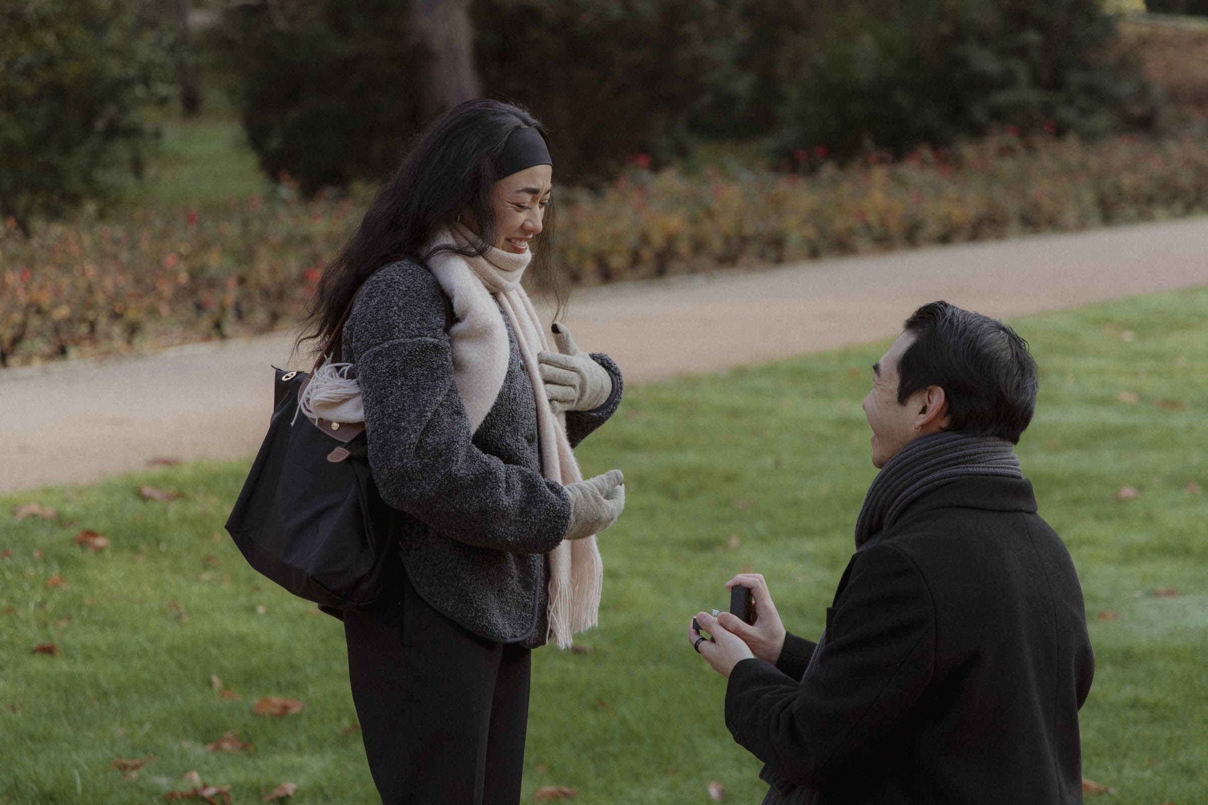 novia emocionada llorando al descubrir que estoy fotografiando su pedida de mano en los jardines de sabatini de madrid