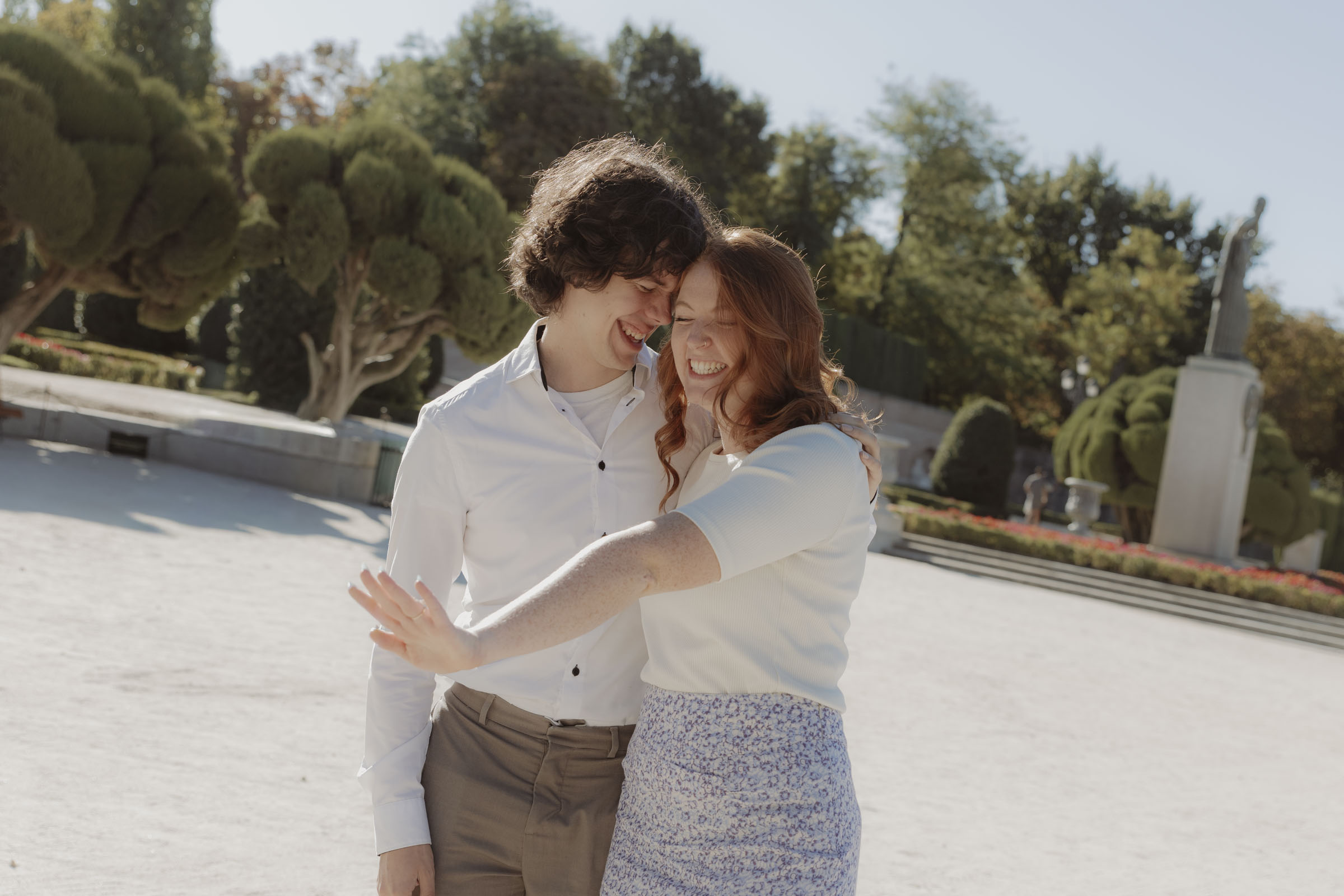 fotografias de pareja recien comprometida tras una pedida de mano sorpresa en los jardines parterre en el parque del retiro en madrid