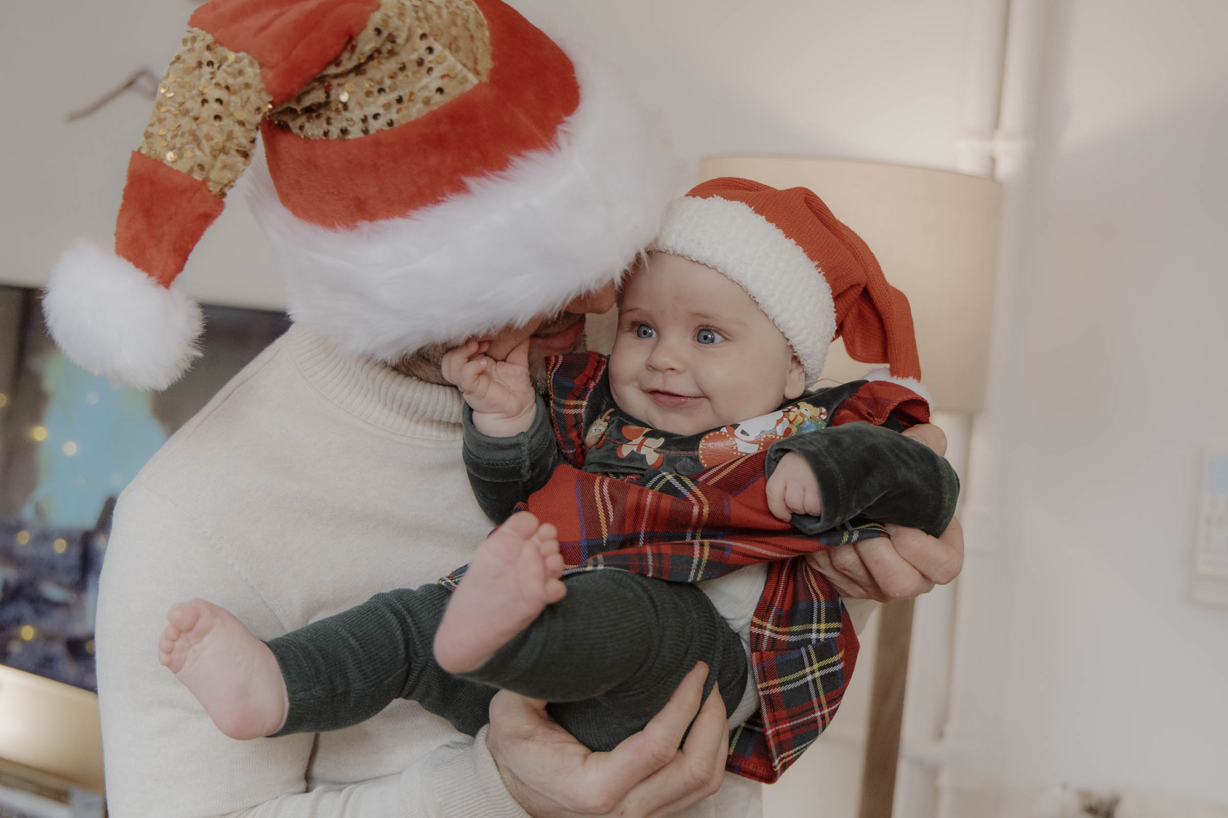 fotografias de la primera navidad de bebe y su familia en el centro de Madrid