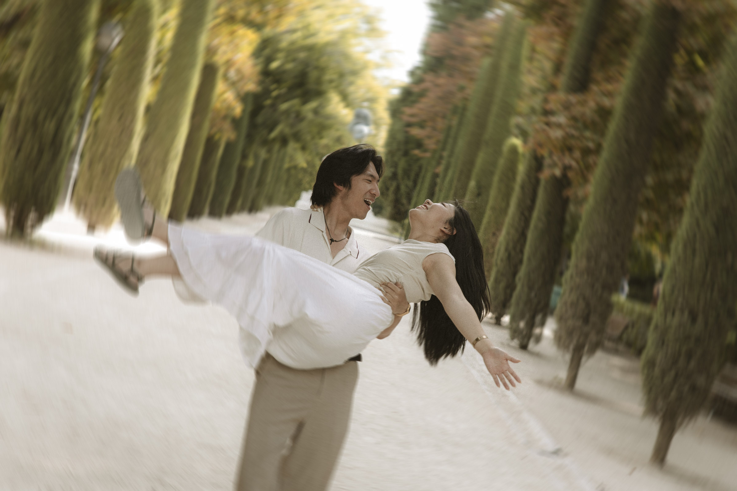 pareja disfrutando de su sesion de fotos juntos en el parque del retiro de madrid