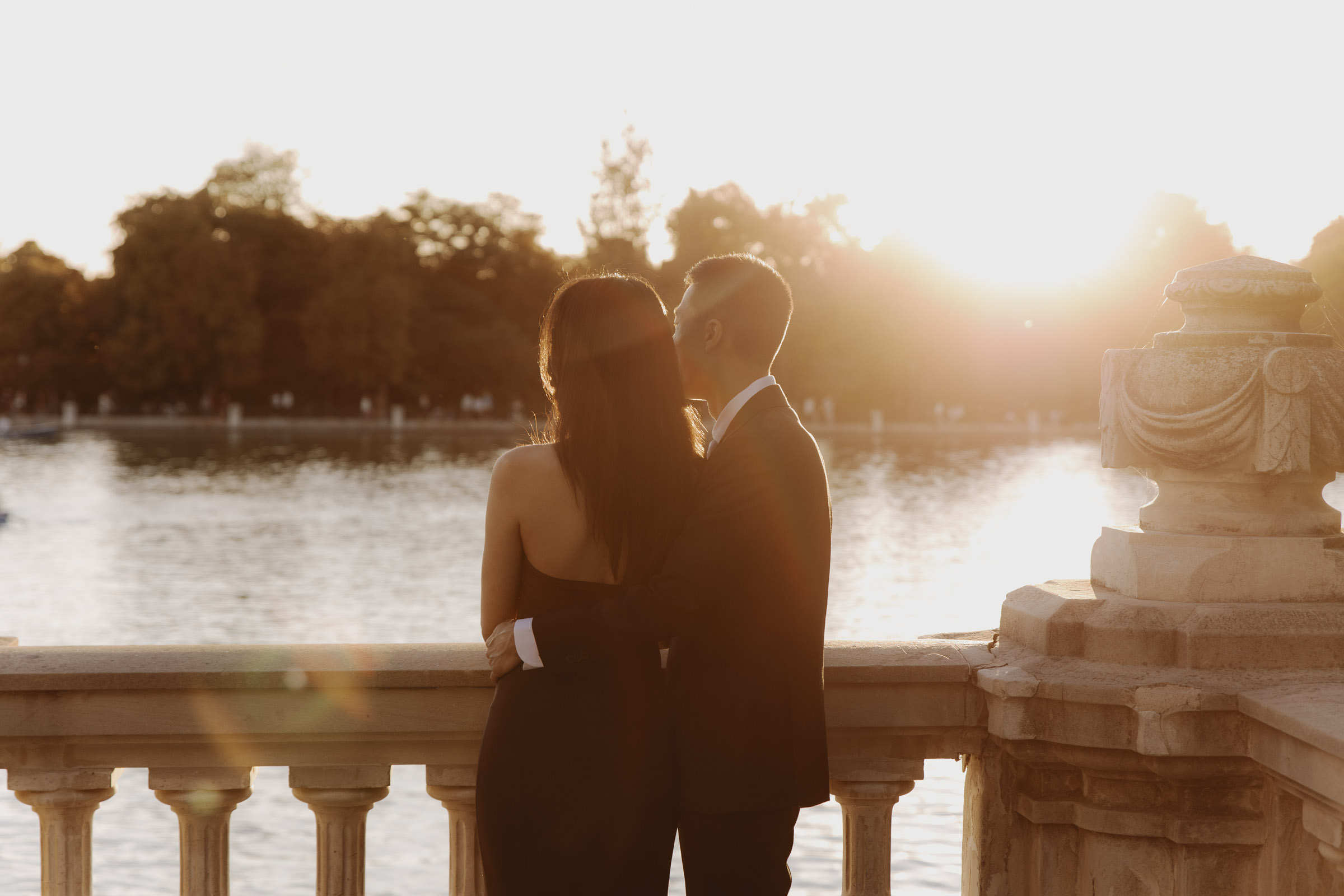 fotografia de preboda al atardecer en el lago del retiro de madrid