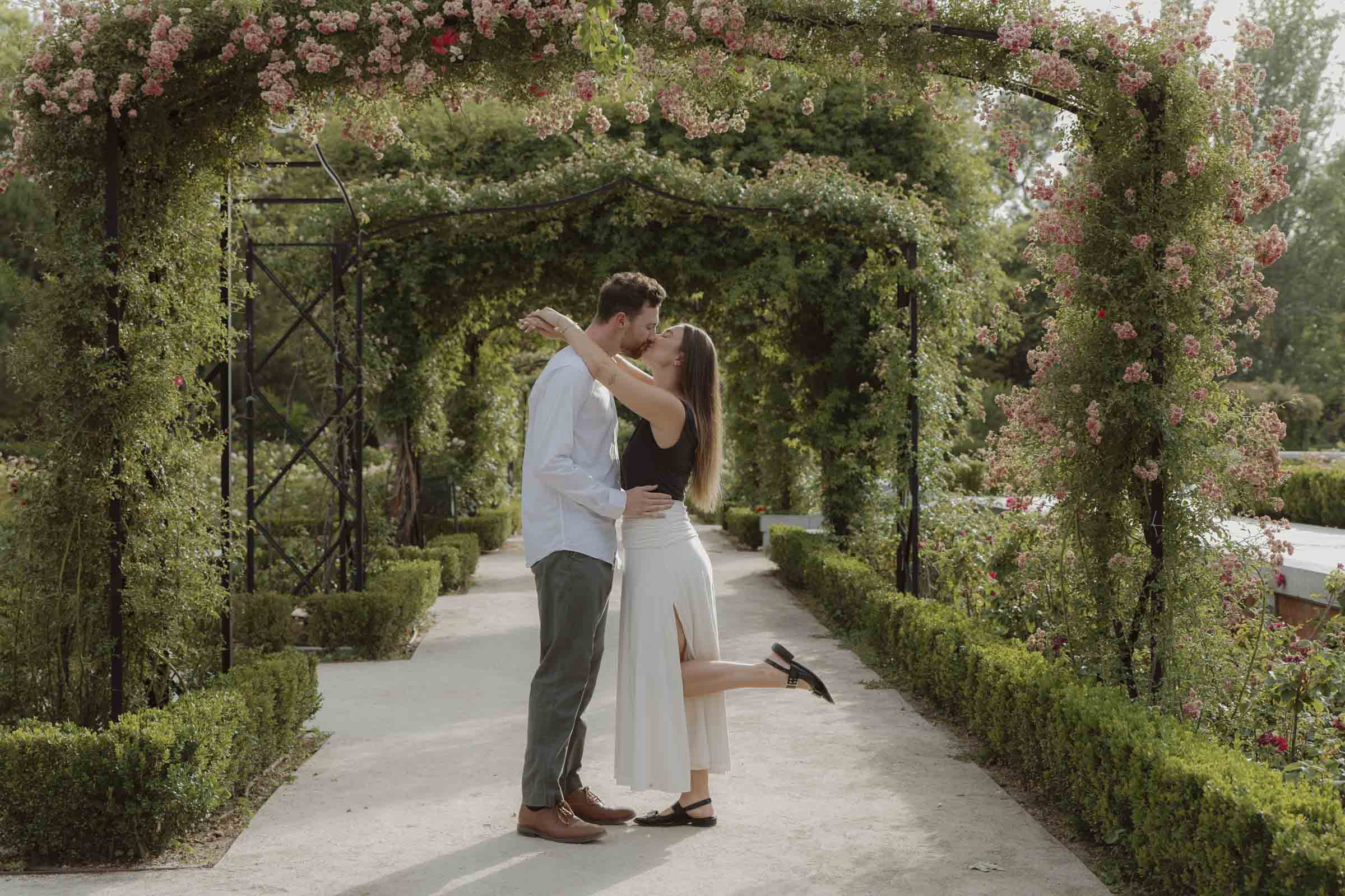 la rosaleda del retiro es perfecta para pedir matrimonio a tu pareja en un entorno natural, verde, con flores y privado