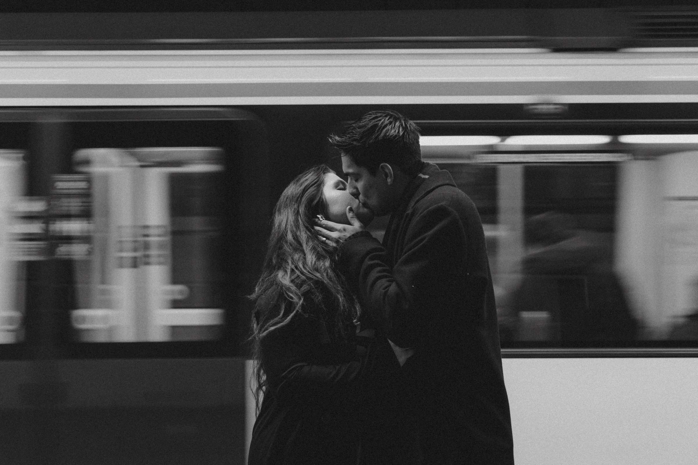 fotografia de pareja besandose con estilo film en el metro de madrid