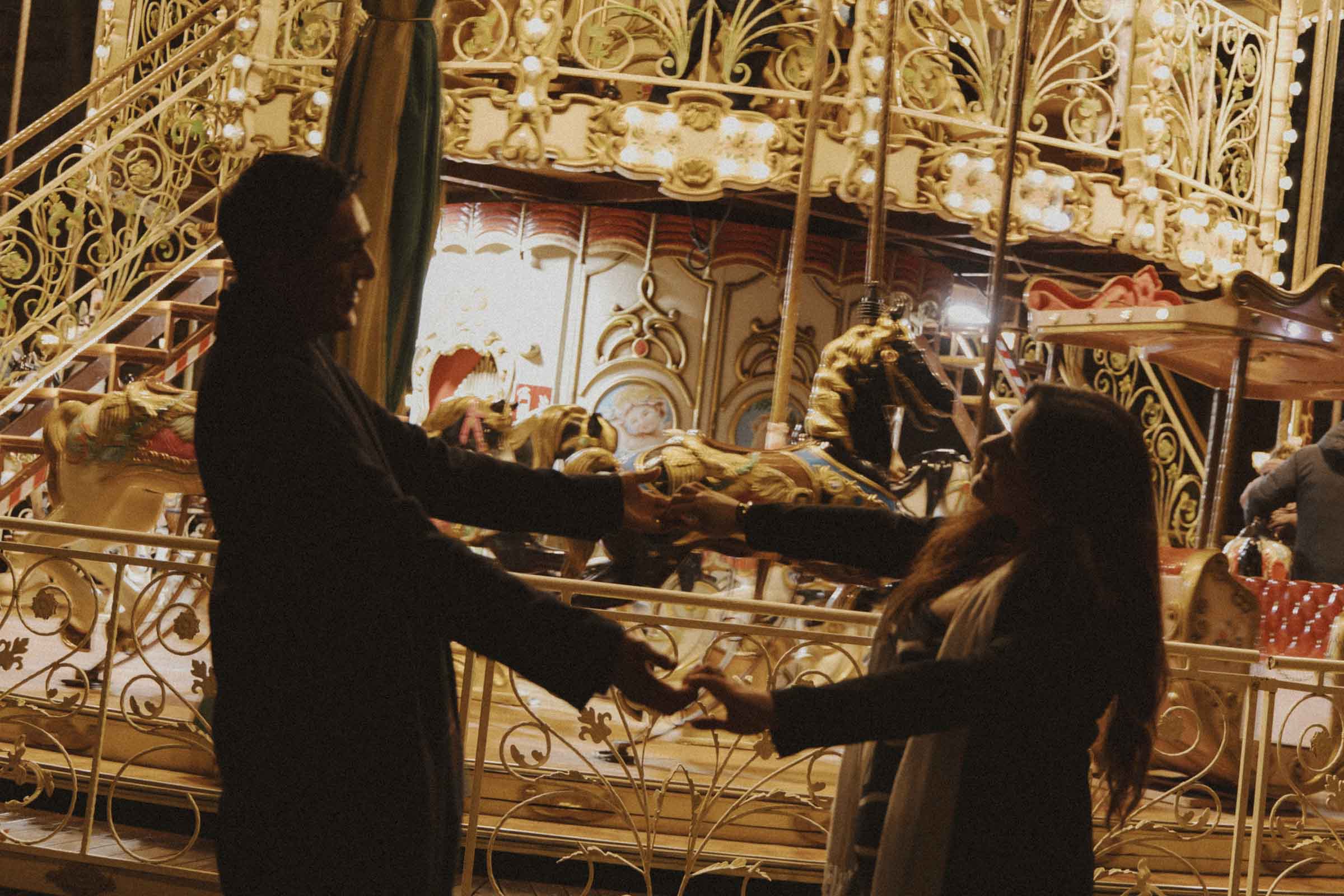 sesion de fotos de pareja aprovechando el carrusel y las luces de navidad del centro de madrid