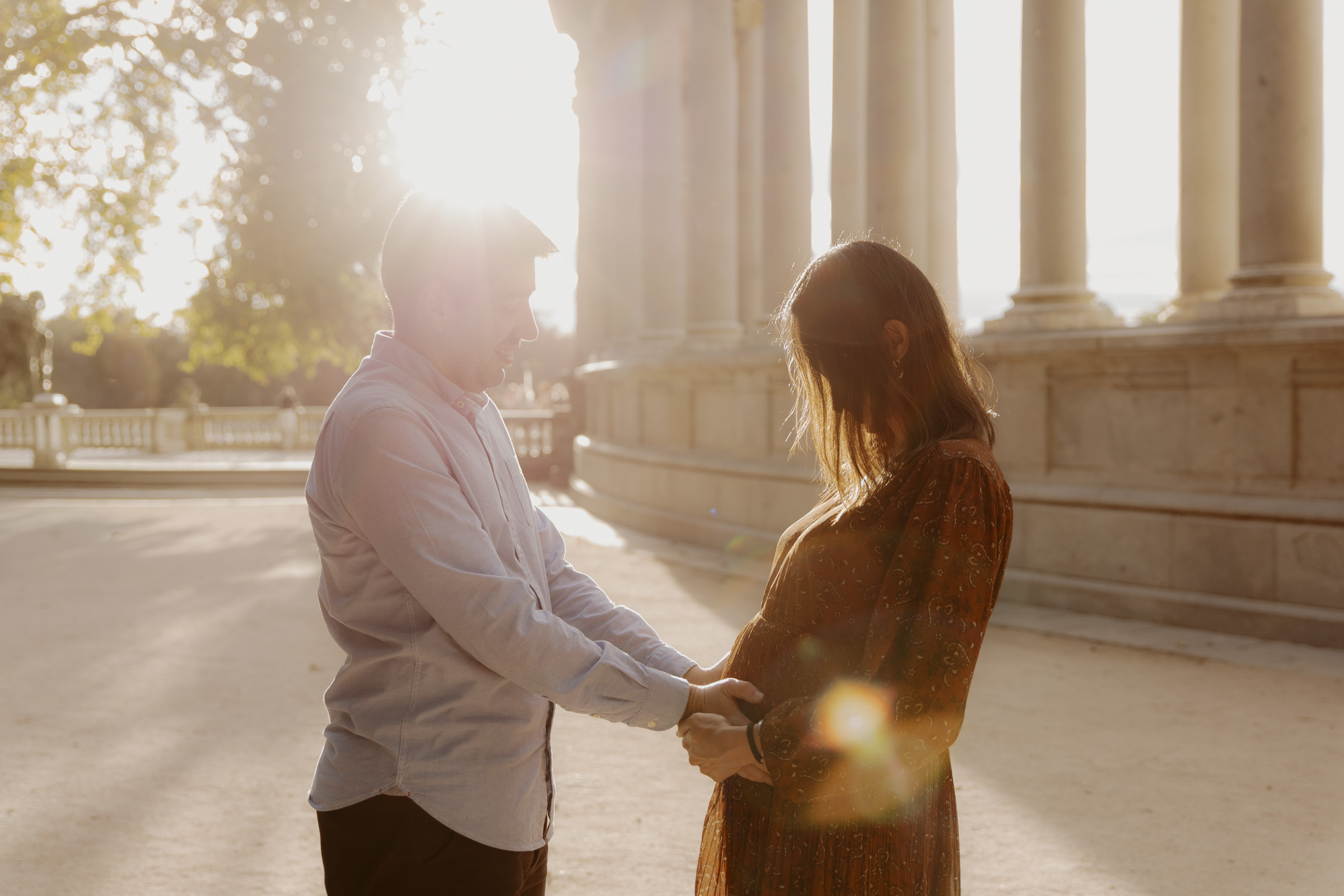 sesion de fotos de embarazo al atardecer en el parque del retiro de madrid