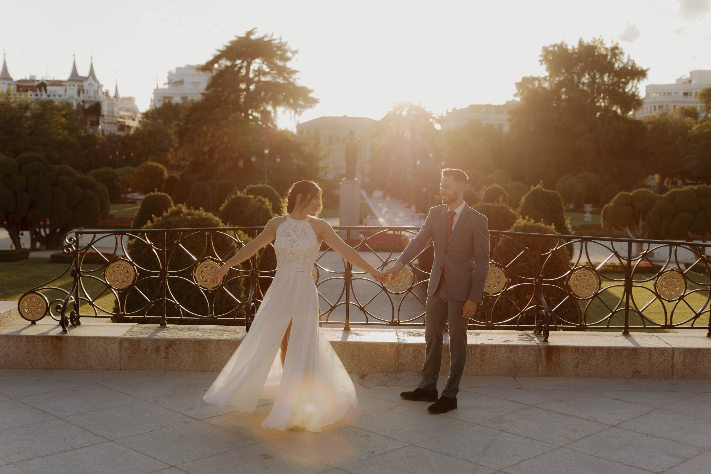 pareja disfrutando de sus fotos de postboda en los jardines parterre del parque del retiro de madrid