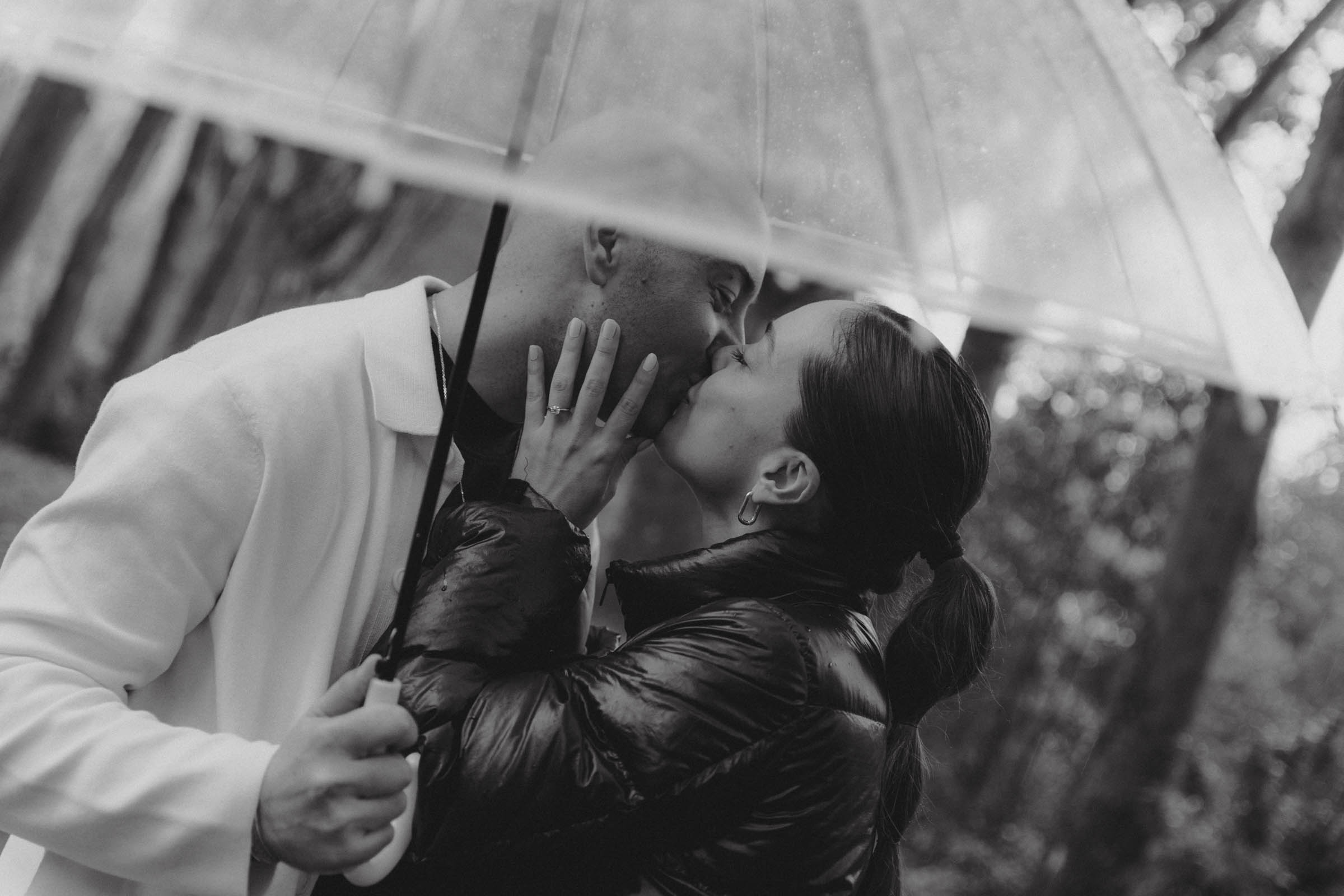 sesion de pareja en los jardines del campo del moro con paraguas lloviendo, con un ambiente romantico y privado