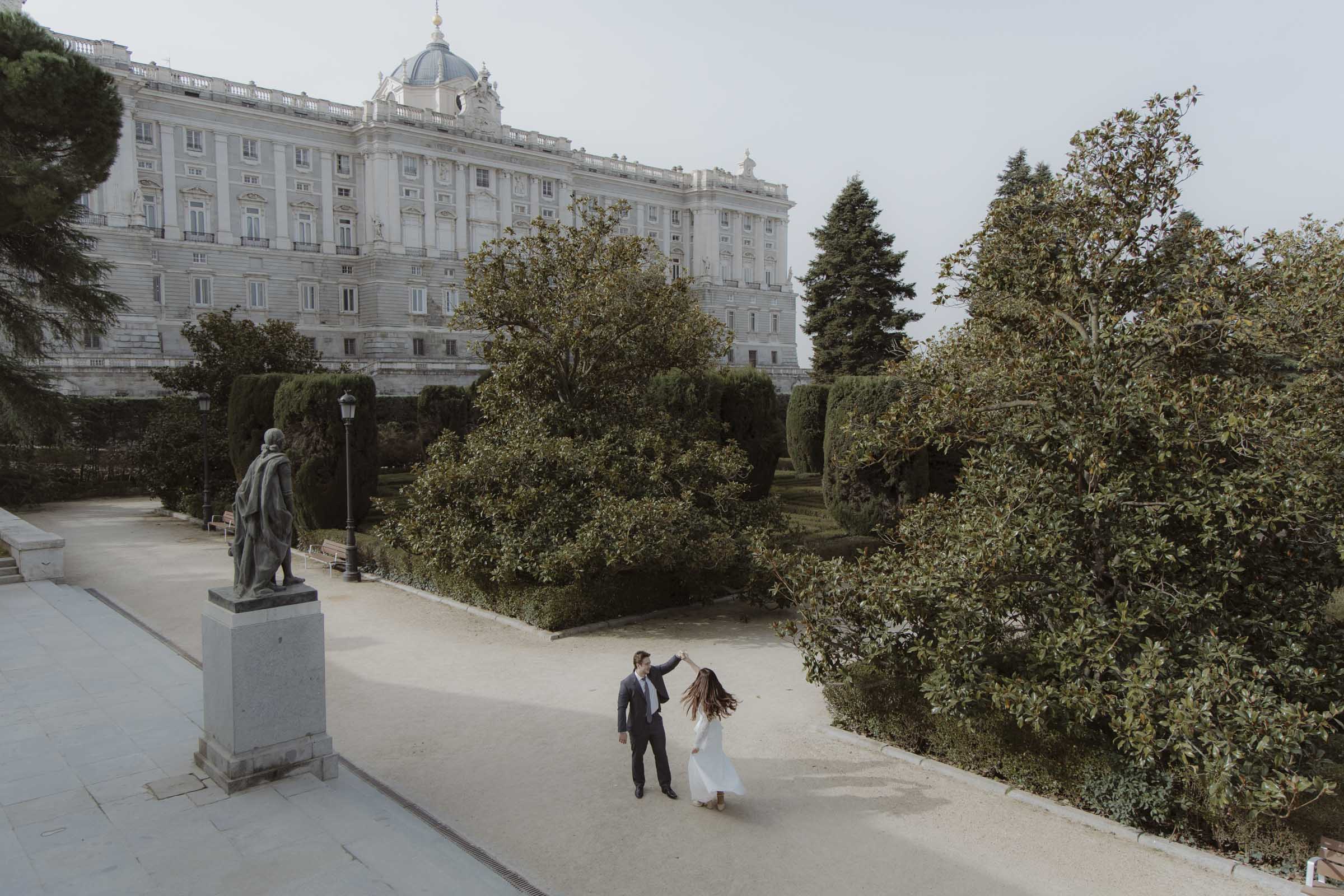 sesion de fotos de postboda en los jardines de sabatini de madrid