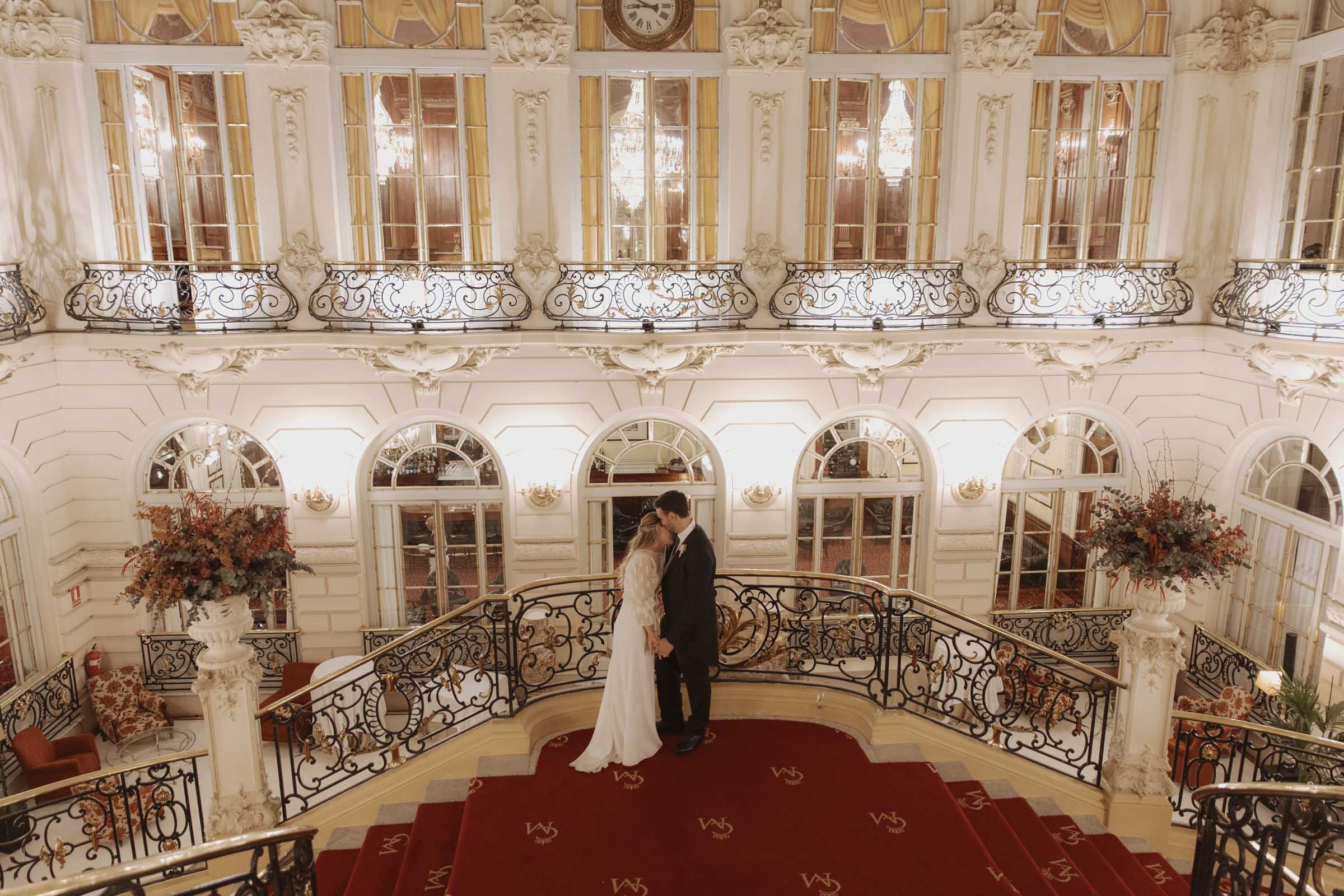 fotografia de boda de pareja que se casa en el casino del centro de madrid, un lugar elegante y romantico