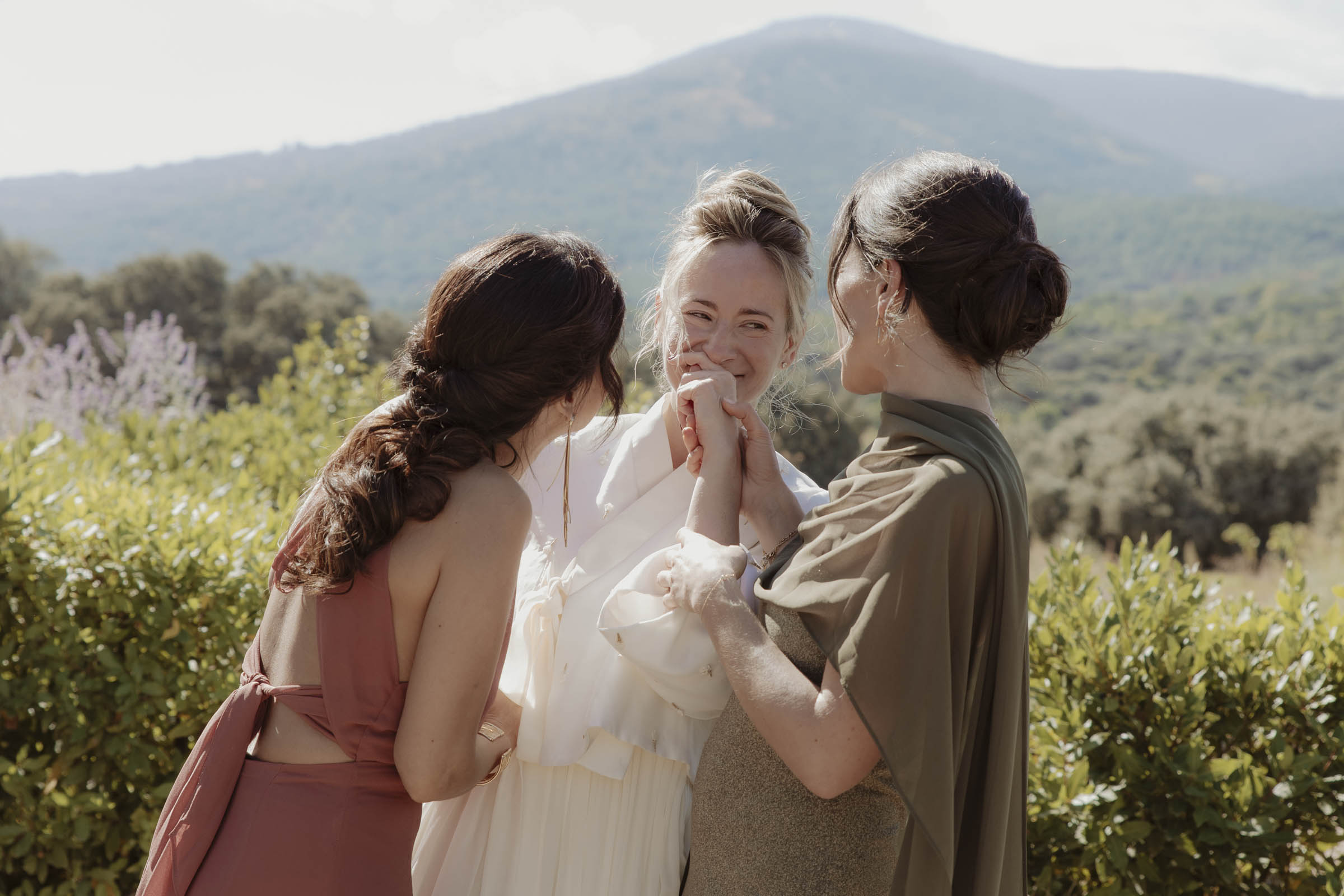 Fotos de boda donde se ve a la novia riendo con sus mejores amigas la finca El Jaral de la Mira