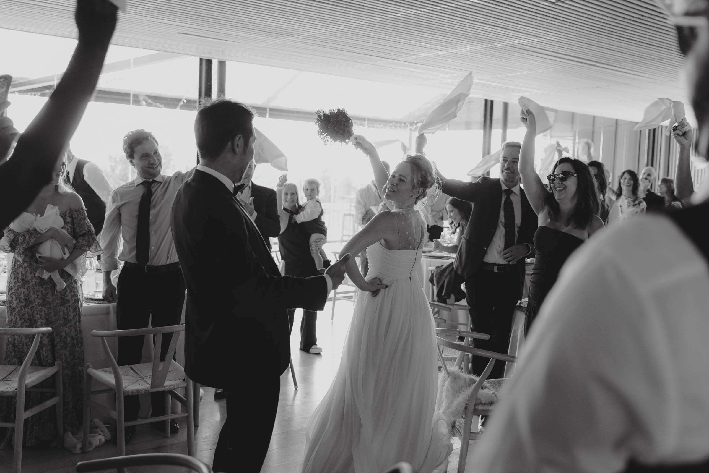 Fotografia natural y emotiva durante el cocktail en Prados Riveros, finca de bodas intimas de Madrid